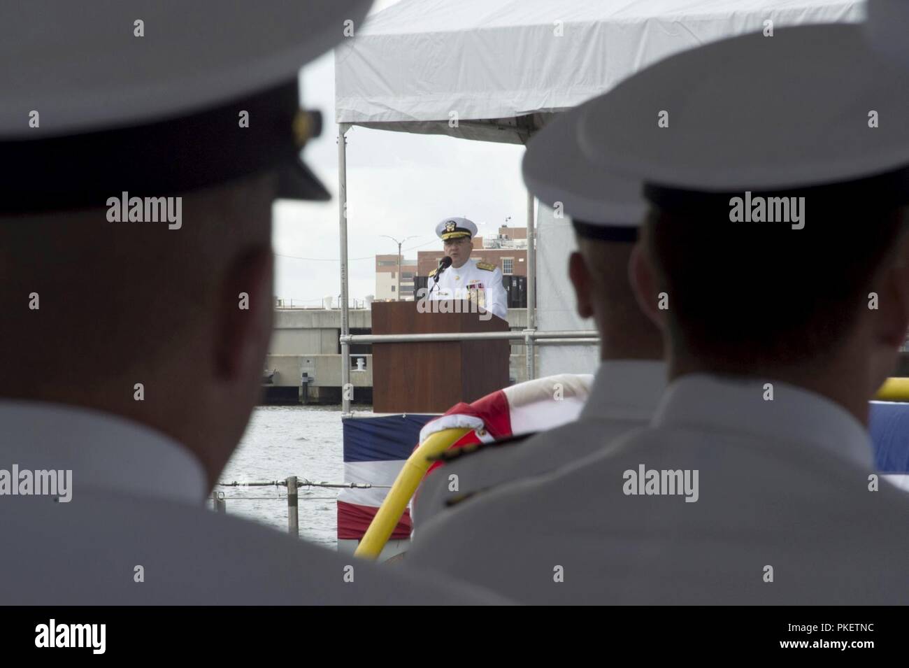 NORFOLK, Virginia (Agosto 1, 2018) Vice Adm. Giuseppe Tofalo, comandante delle forze sottomarine, indirizzi ospiti durante il sommergibile Squadron sei cambiamento di cerimonia di comando a bordo della Virginia-class attack submarine USS Washington (SSN 787) in Norfolk, Virginia Capt. Martin Muckian alleviato Capt. Carl Hartsfield come comandante, Squadriglia Sommergibili sei. Foto Stock