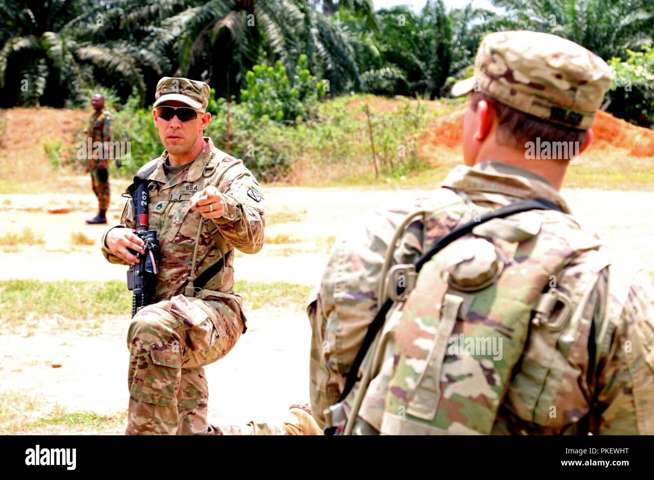 Stati Uniti I soldati dell esercito pratica movimenti nella giungla e i segnali di Guerra nella Giungla, scuola Achiase Base Militare, Akim Achiase, Ghana, 1 agosto 2018. La Guerra nella Giungla Scuola è una serie di situazionale esercizi di formazione progettate per formare i partecipanti in counter-insorgenza interna e delle operazioni di protezione. Foto Stock