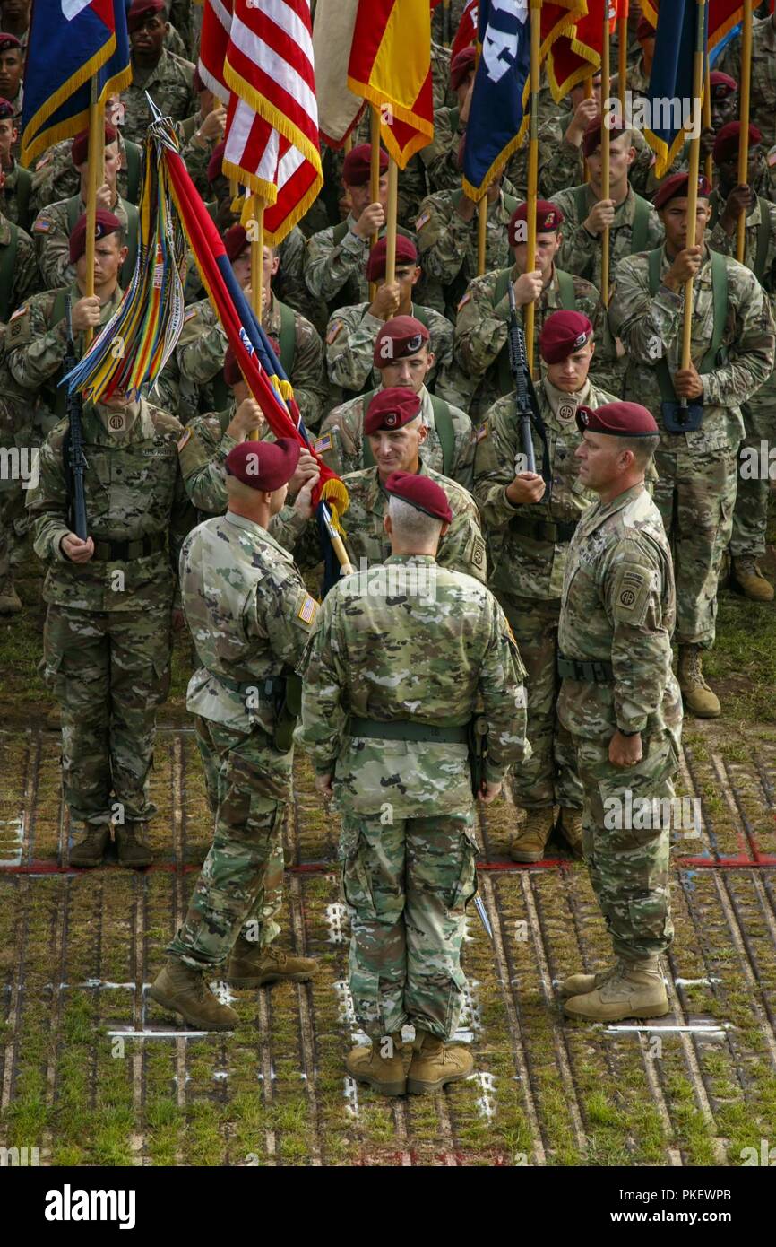 Il Mag. Gen. Erik Kurilla (a destra), l'ottantaduesima Airborne Division comandante uscente, lasciò il comando del 'tutti americani" divisione per il Mag. Gen. James Mingus (sinistra), l'ottantaduesima Airborne Division commander in entrata, durante un cambio del comando cerimonia al campo di luccio su Fort Bragg, Carolina del Nord 2 agosto 2018. Kurilla continuerà a servire l'esercito al Regno ha dichiarato il comando centrale, ma sarà sempre un paracadutista della divisione. Foto Stock