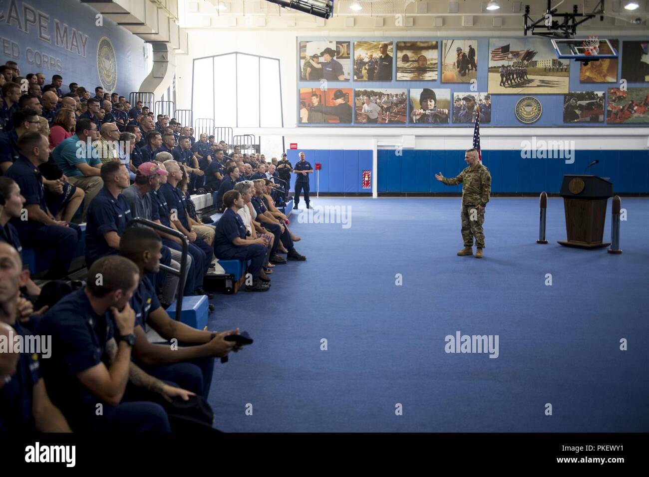 Sgt. Il Mag. John Troxell, i soldati senior advisor per il presidente del Comune di capi di Stato Maggiore, ha visitato Coast Guard Training Center Cape May lungo con Master Chief Petty Officer Jason Vanderhaden, il master chief petty officer della Coast Guard, 2 agosto 2018. Foto Stock