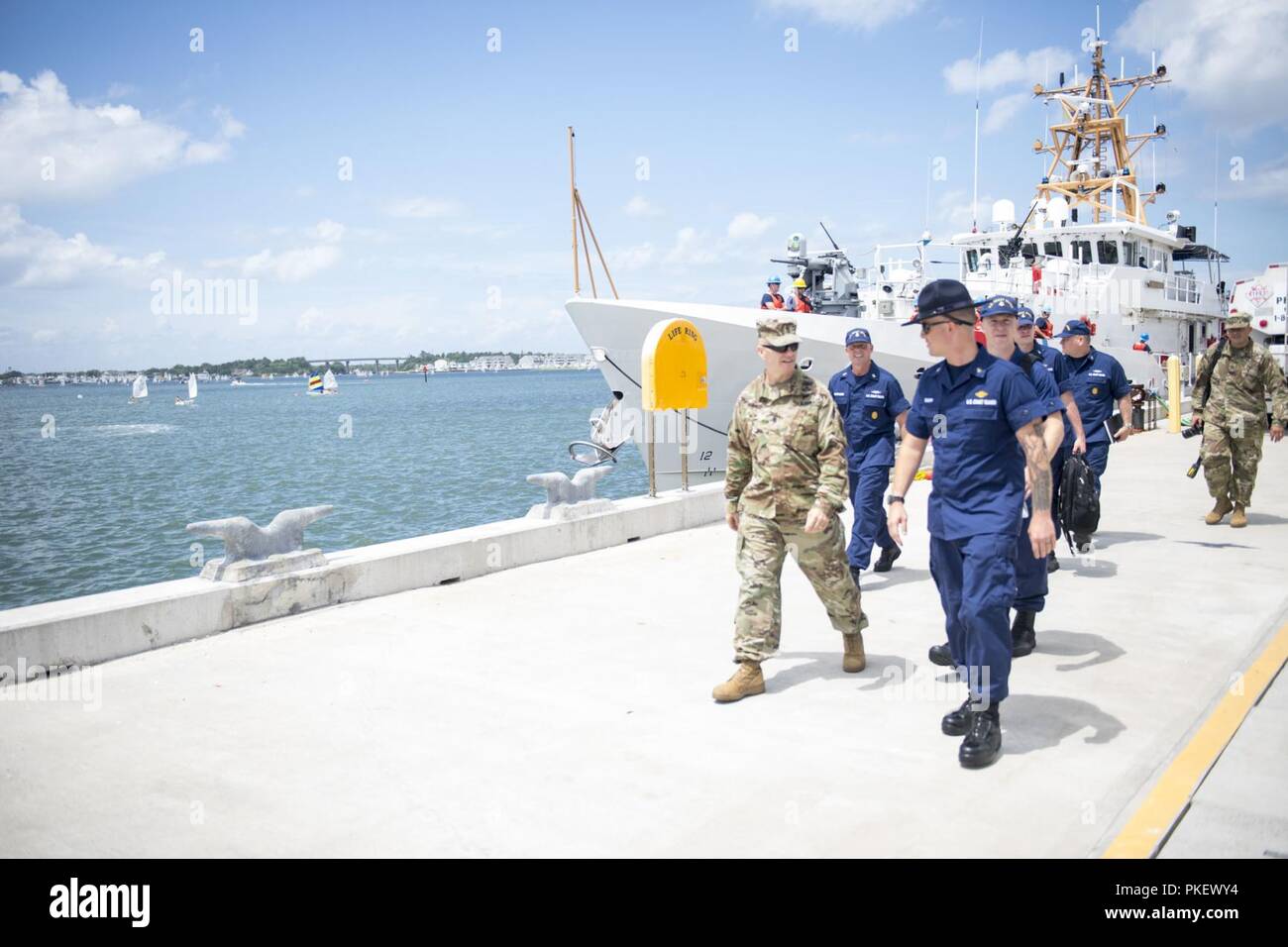 Sgt. Il Mag. John Troxell, i soldati senior advisor per il presidente del Comune di capi di Stato Maggiore, ha visitato Coast Guard Training Center Cape May lungo con Master Chief Petty Officer Jason Vanderhaden, il master chief petty officer della Coast Guard, 2 agosto 2018. Foto Stock