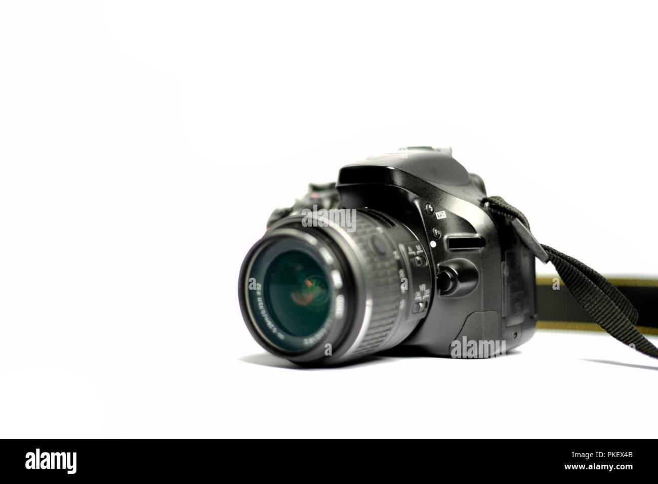 Fotocamera reflex digitale e la lente isolati su sfondo bianco Foto Stock