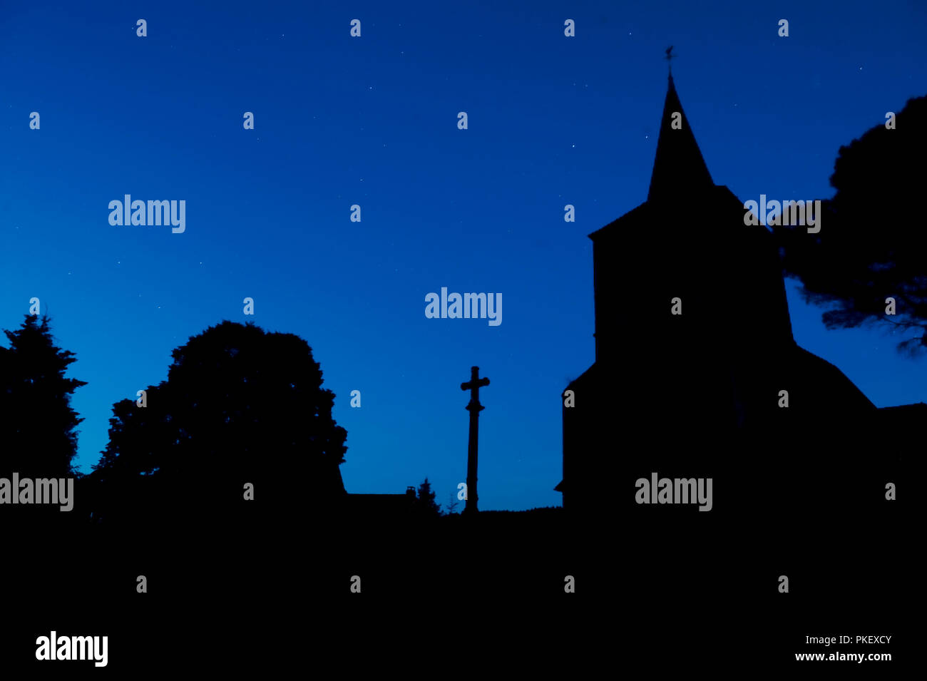 Notte di impronta del Saint-Hilaire chiesa in Bazoches, nella Nièvre reparto (Francia, 23/06/2010) Foto Stock