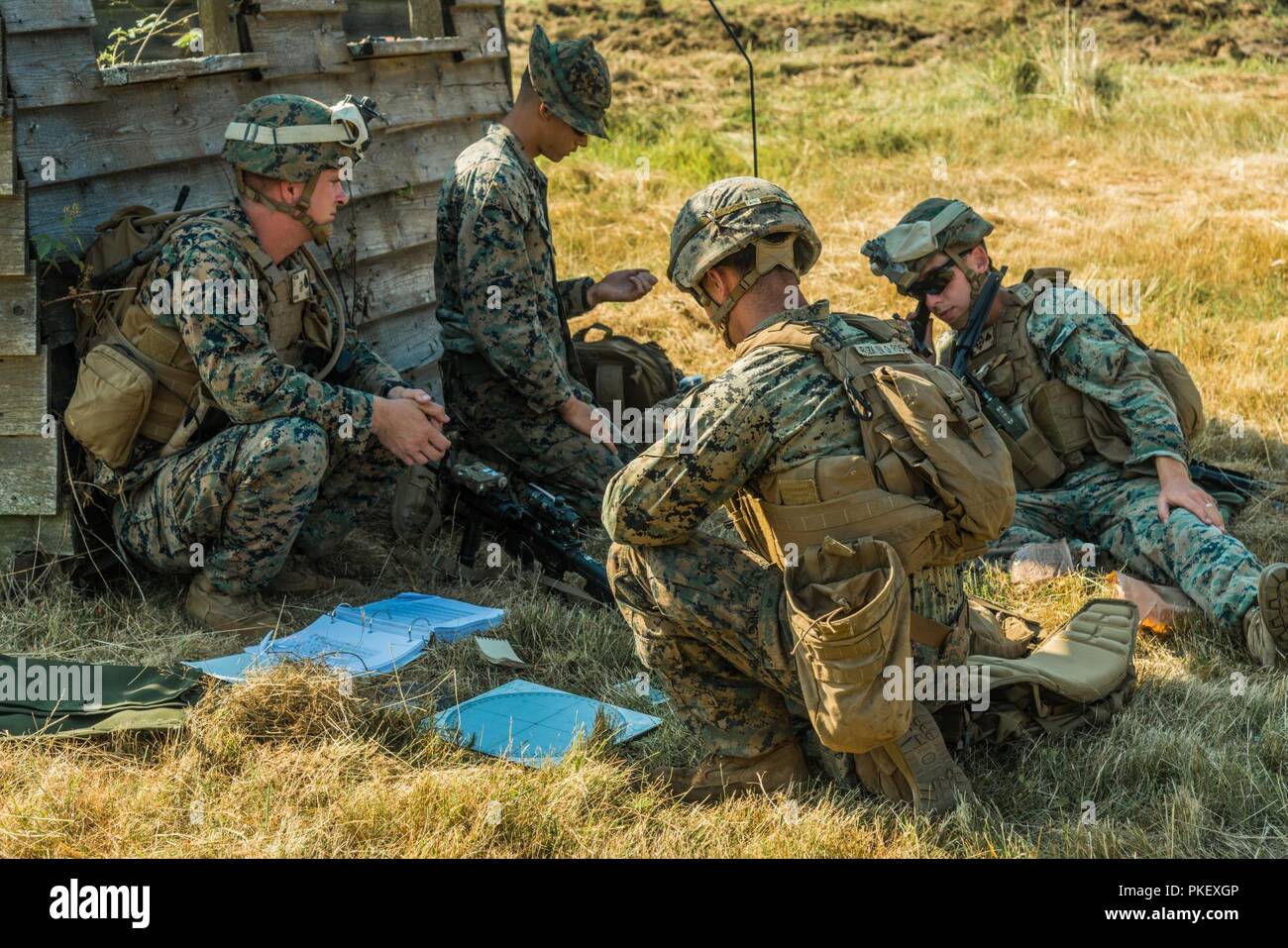 Stati Uniti Marines assegnati a scopo specialeAir-Ground Marine Task Force-Crisis Response-Africa stanno preparando le loro 60mm mortaio sul campo 35 , Baumholder zona di addestramento militare, Baumholder, Germania, 24 luglio, 2018. L'unità condotta 4 giorni di squad dimensioni bracci combinata live-fuoco esercizi di manovra a Baumholder, Germania ( esercito statunitense Foto Stock