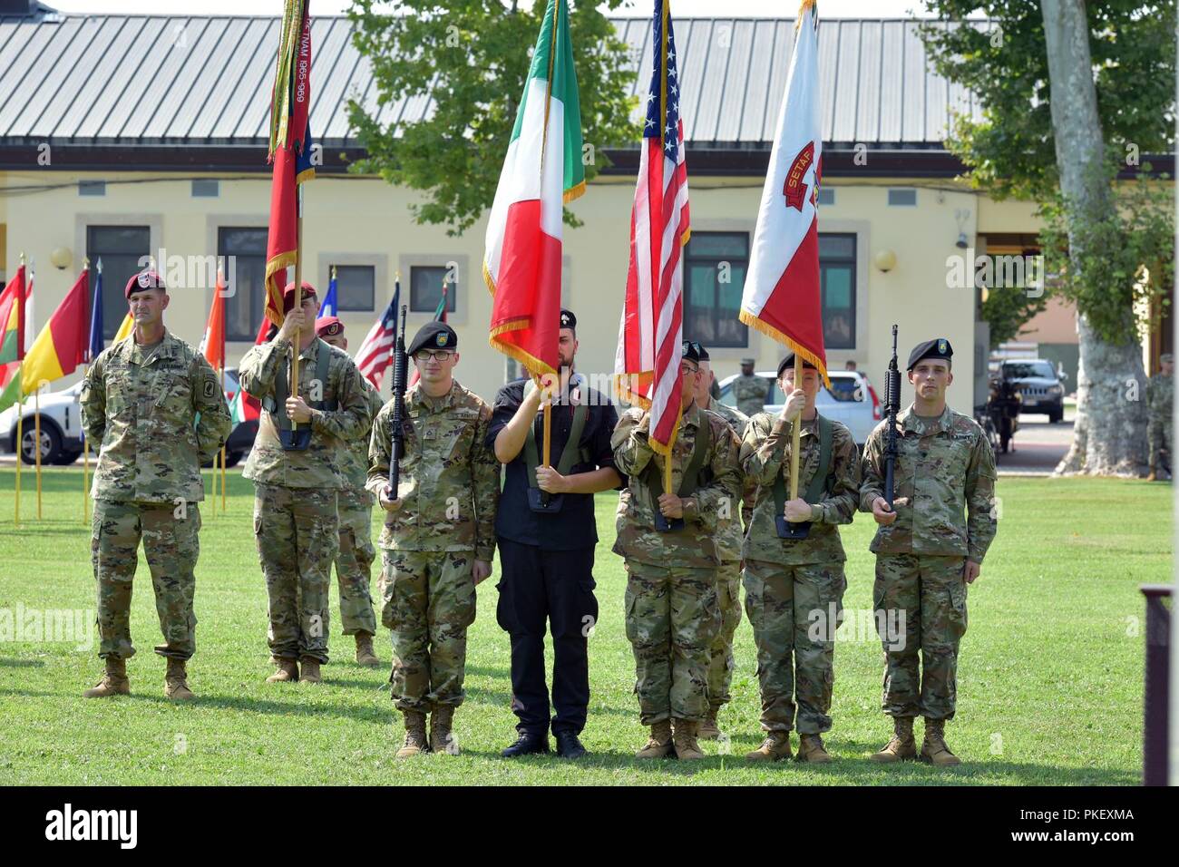Soldati da unità sulla Caserma Ederle e i Carabinieri pratica prima dell'inizio dell'U.S. Esercito Africa-Southern Task Force europea modifica della cerimonia di comando sul campo Hoekstra, Caserma Carlo Ederle a Vicenza, Italia, Agosto 2, 2018. Foto Stock