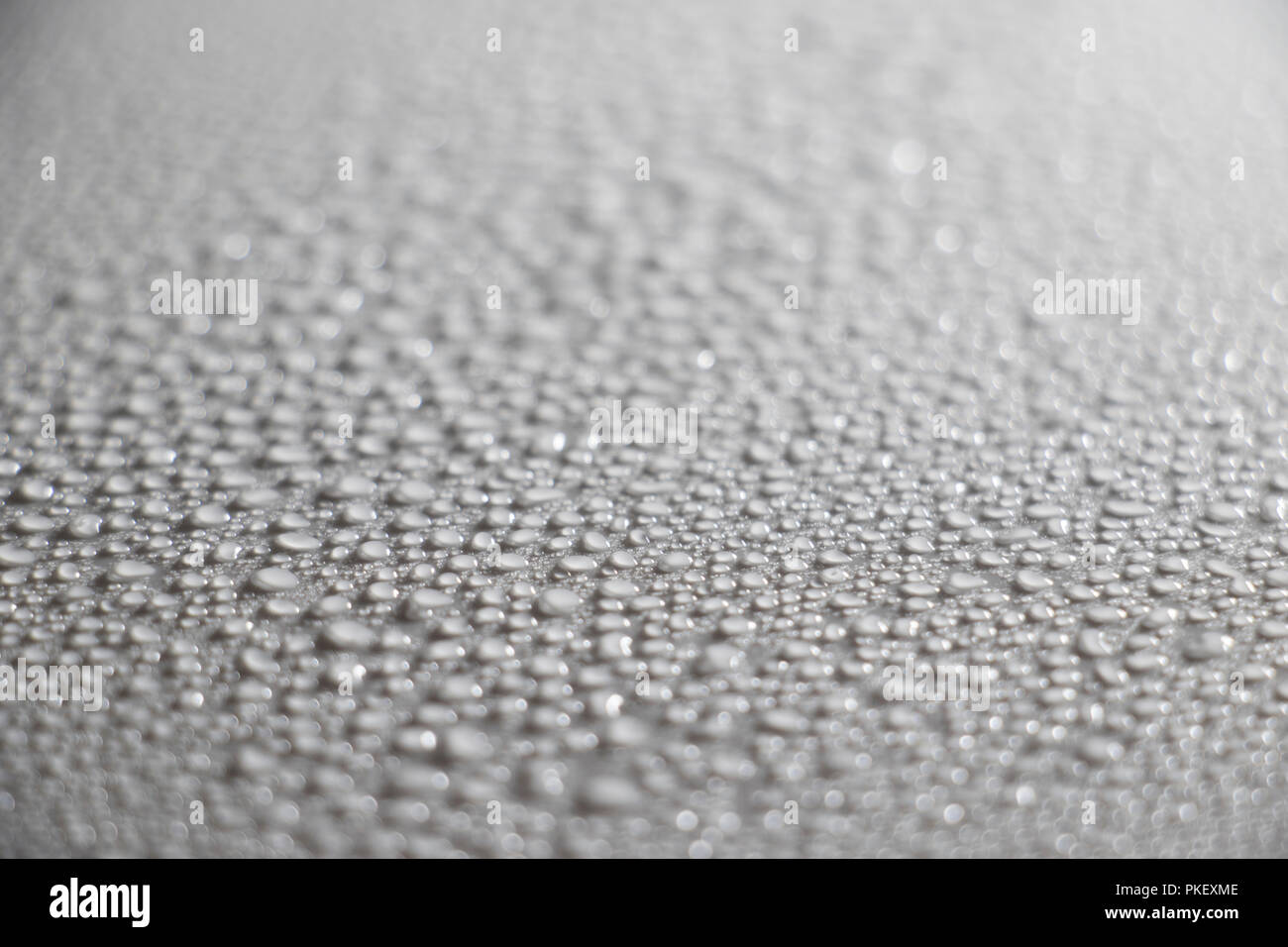 Chiudere dettagliata delle gocce d'acqua. Superficie bagnata con goccioline di acqua perle. Foto Stock