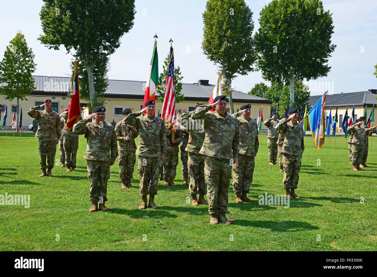 Soldati da unità sulla Caserma Ederle e i Carabinieri rendere un omaggio alla riproduzione di quello italiano e americano inni nazionali durante gli Stati Uniti Esercito Africa-Southern Task Force europea modifica della cerimonia di comando sul campo Hoekstra, Caserma Carlo Ederle a Vicenza, Italia, Agosto 2, 2018. Foto Stock