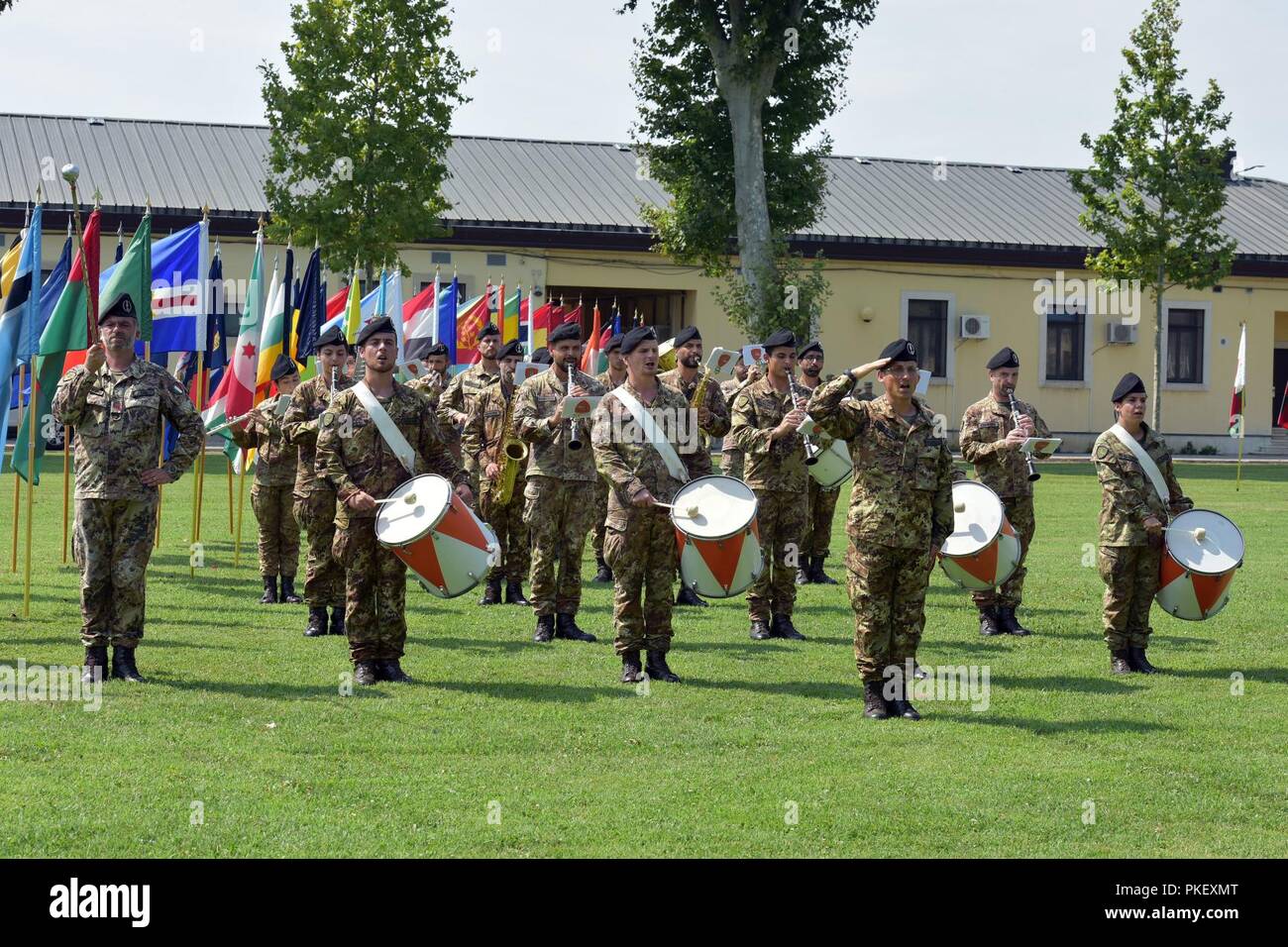 Banda italiana Fanfara "Pozzuolo del Friuli", eseguire durante gli Stati Uniti Esercito Africa-Southern Task Force europea Modifica del comando cerimonia alla Caserma Carlo Ederle a Vicenza, Italia, Agosto 2, 2018. Foto Stock