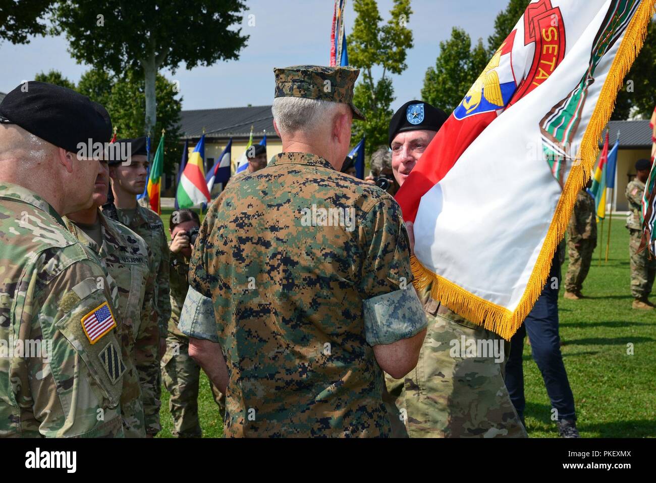 Stati Uniti Esercito Brig. Gen. Eugene J. Il LeBoeuf, uscente DEGLI STATI UNITI Army Africa agendo comandante generale (a destra), passa i colori a gen. Thomas D. Waldhauser, comandante dell'U.S. Africa il comando (destra), durante la USARAF-Sud della Task Force europea Modifica del comando cerimonia alla Caserma Carlo Ederle a Vicenza, Italia, Agosto 2, 2018. Foto Stock