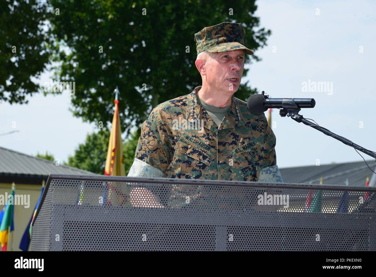 Stati Uniti Marine Corps, Gen. Thomas D. Waldhauser, comandante dell'U.S. Africa comando, offre il suo commento durante gli Stati Uniti Esercito Africa-Southern Task Force europea Modifica del comando cerimonia alla Caserma Carlo Ederle a Vicenza, Italia, Agosto 2, 2018. Foto Stock
