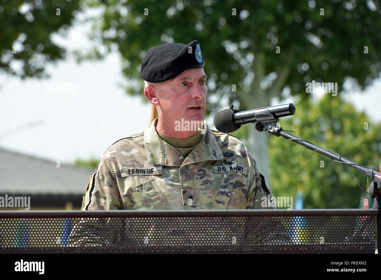 Stati Uniti Esercito Brig. Gen. Eugene J. Il LeBoeuf, uscente DEGLI STATI UNITI Army Africa agendo comandante generale, offre il suo commento durante gli Stati Uniti Esercito Africa-Southern Task Force europea Modifica del comando cerimonia alla Caserma Carlo Ederle a Vicenza, Italia, Agosto 2, 2018. Foto Stock