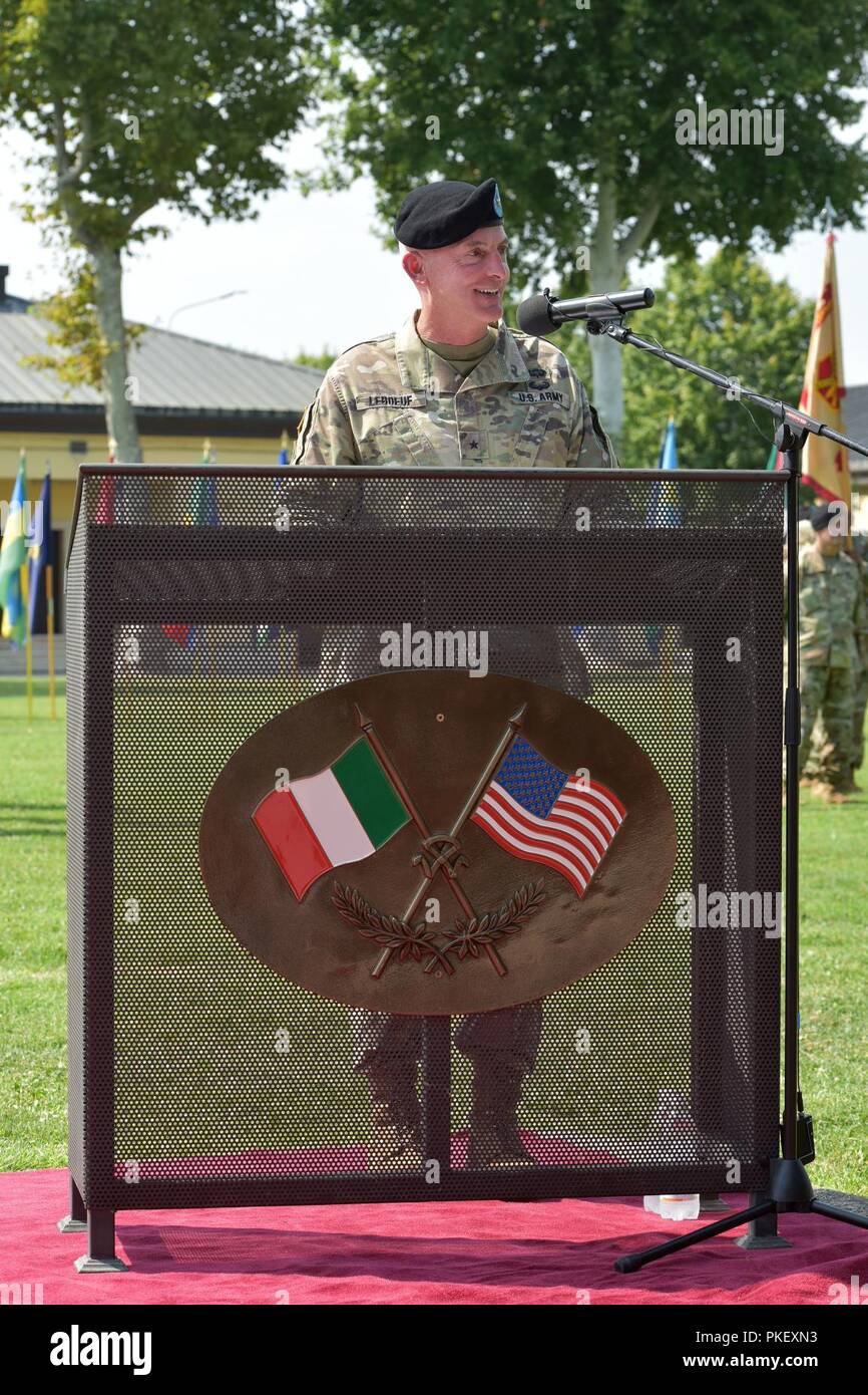 Stati Uniti Esercito Brig. Gen. Eugene J. Il LeBoeuf, uscente DEGLI STATI UNITI Army Africa agendo comandante generale, offre il suo commento durante gli Stati Uniti Esercito Africa-Southern Task Force europea Modifica del comando cerimonia alla Caserma Carlo Ederle a Vicenza, Italia, Agosto 2, 2018. Foto Stock
