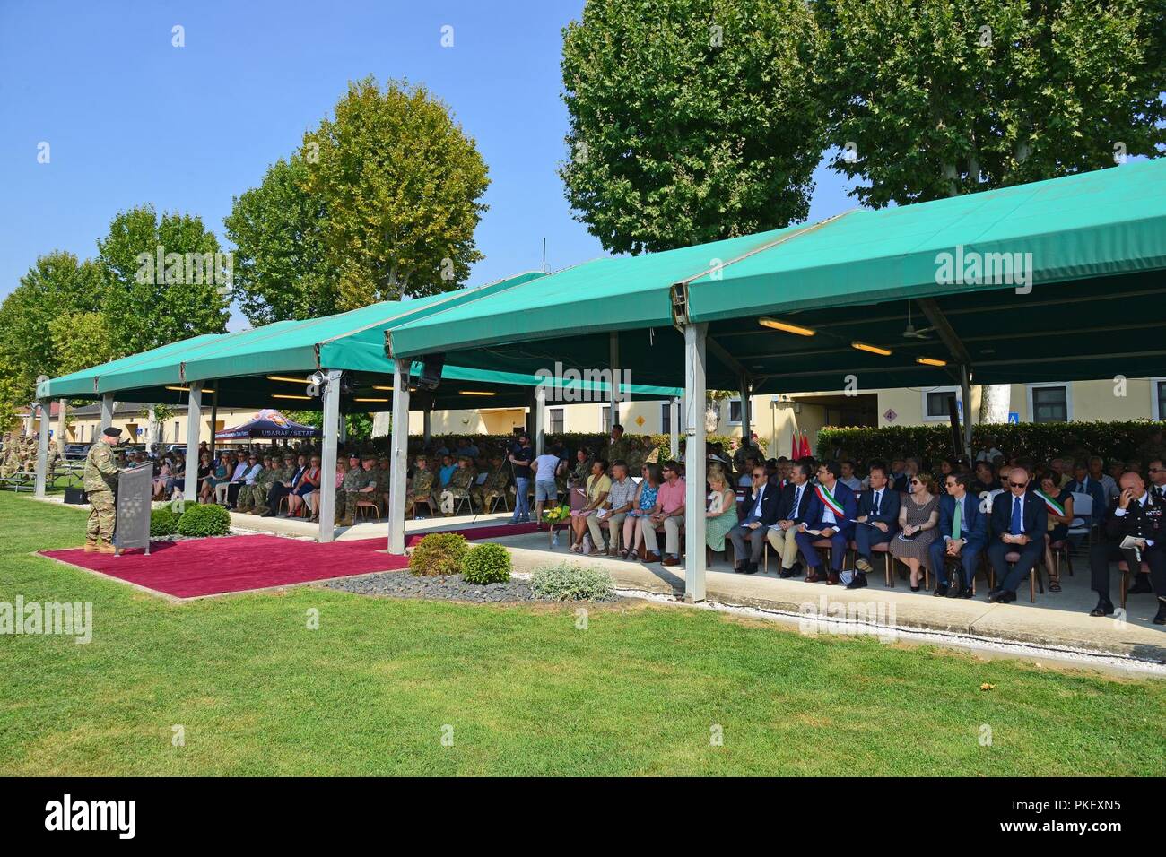 Il Mag. Gen. Roger L. Cloutier, comandante in arrivo di U.S. Army Africa, fornisce osservazioni nazione ospitante dignitari e illustri ospiti durante gli Stati Uniti Esercito Africa-Southern Task Force europea Modifica del comando cerimonia alla Caserma Carlo Ederle a Vicenza, Italia, Agosto 2, 2018. Foto Stock