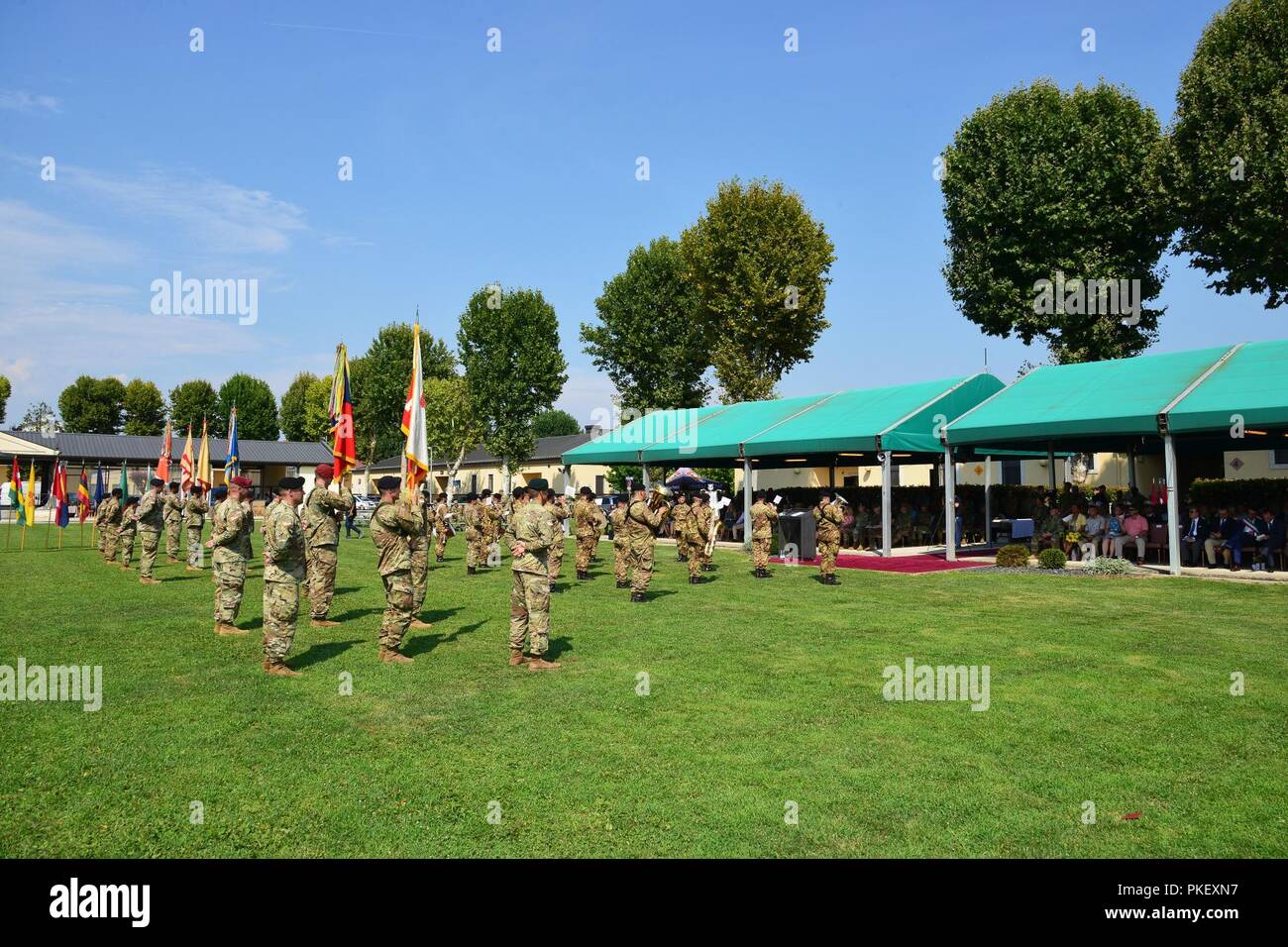 Banda italiana Fanfara "Pozzuolo del Friuli", eseguire una varietà di brani durante la U.S. Esercito Africa-Southern Task Force europea Modifica del comando cerimonia alla Caserma Carlo Ederle a Vicenza, Italia, Agosto 2, 2018. Foto Stock