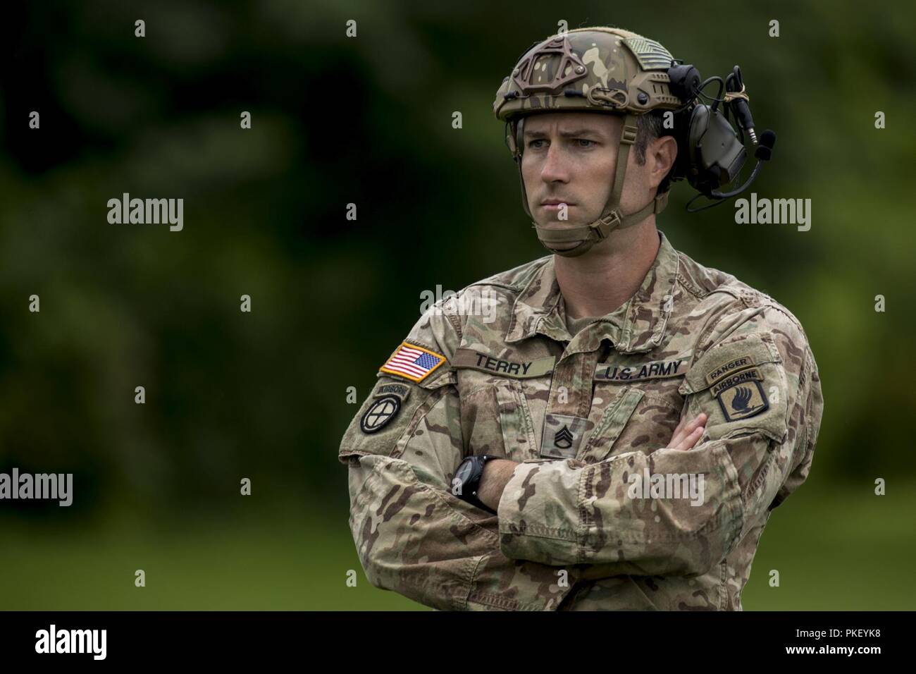 Un U.S. Paracadutista esercito osserva subito Airborne formazione nel corso Leapfest 2018 presso l'Università di Rhode Island a ovest di Kingston, R.I., e il Agosto 1, 2018. Leapfest è il più grande e il più lungo in piedi, international static line parachute evento di formazione e competizione ospitata dalla 56th squadrone comando, Rhode Island Esercito Nazionale Guardia a promuovere tecniche di alto livello e formazione esprit de corps entro il International Airborne comunità. Oltre 300 i paracadutisti da nove diversi paesi partecipano quest'anno. Foto Stock