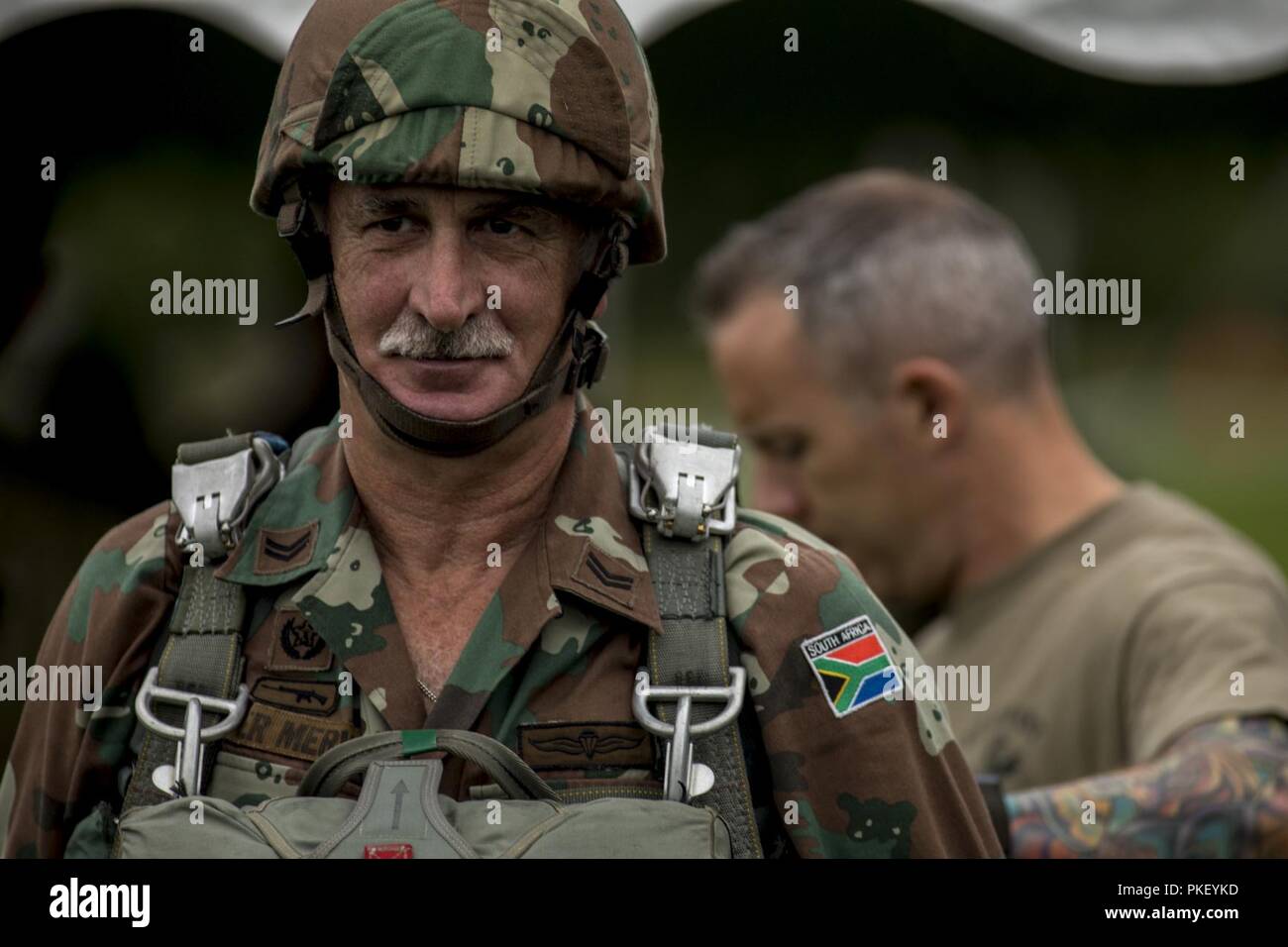 Un Sudafricano paracadutista è ispezionato da un U.S. Esercito Jumpmaster durante Leapfest 2018 presso l'Università di Rhode Island a ovest di Kingston, R.I., e il Agosto 1, 2018. Leapfest è il più grande e il più lungo in piedi, international static line parachute evento di formazione e competizione ospitata dalla 56th squadrone comando, Rhode Island Esercito Nazionale Guardia a promuovere tecniche di alto livello e formazione esprit de corps entro il International Airborne comunità. Oltre 300 i paracadutisti da nove diversi paesi partecipano quest'anno. Foto Stock