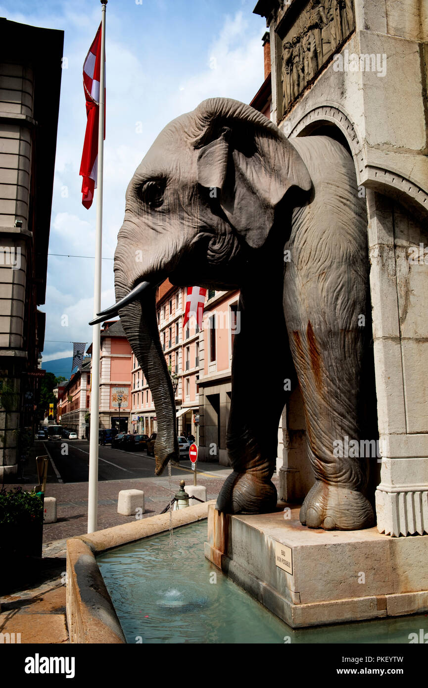 La fontana di elefanti in Chambéry, nel dipartimento della Savoia (Francia, 14/06/2010) Foto Stock