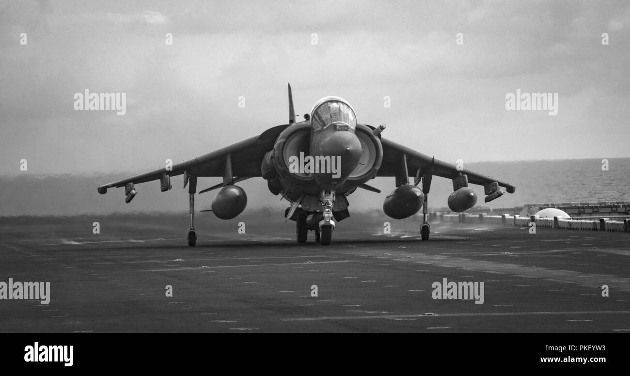 OCEAN (Agosto 2, 2018) Un AV-8B Harrier II attaccata al mezzo marino Tiltrotor Squadron (VMM) 162 (rinforzato) si prepara a prendere il via dal ponte di volo dell'Wasp-classe assalto anfibio nave USS Iwo Jima (LHD 7), 2 agosto 2018. Iwo Jima è distribuito con i suoi anfibi gruppo pronto a sostegno di le operazioni di sicurezza marittima e di teatro di sicurezza gli sforzi di cooperazione in Europa e il Medio Oriente. Foto Stock