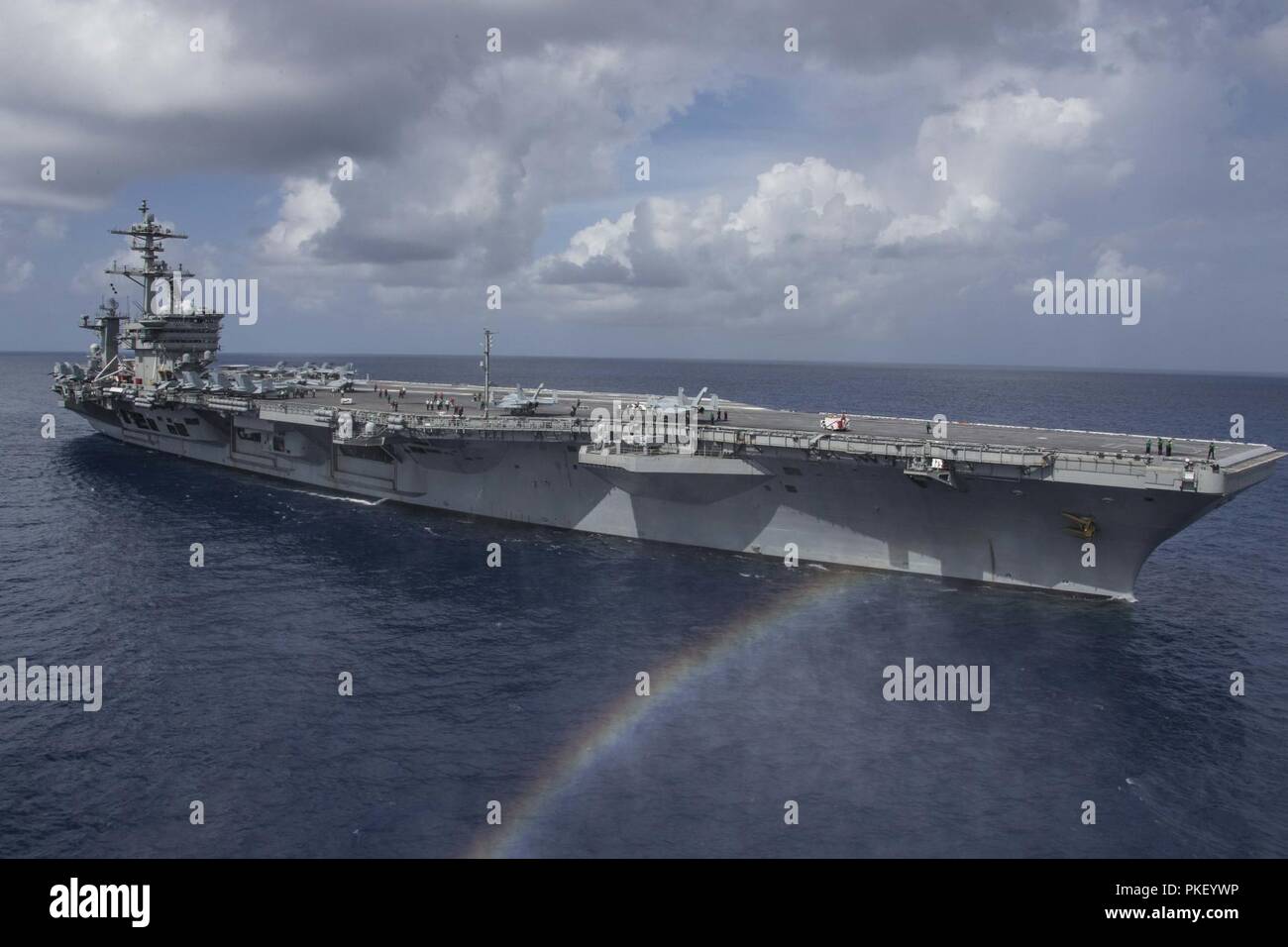 OCEAN (Agosto 1, 2018) Il Nimitz-class portaerei USS Abraham Lincoln (CVN 72) transita l'Oceano Atlantico su misura di conduzione di una nave la disponibilità di formazione e valutazione finale problema (TSTA/FEP). TSTA prepara la nave e il suo equipaggio per la piena integrazione in un carrier strike gruppo attraverso una vasta gamma di operazioni mission-critical. Foto Stock