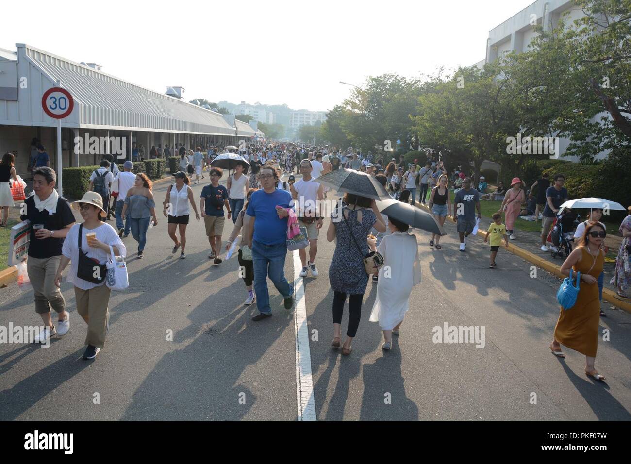 YOKOSUKA, Giappone (Agosto 4, 2018) - i visitatori lungo le strade durante l'annuale quarantaduesima Yokosuka amicizia Day celebrazione a bordo Commander, le attività della flotta (FLEACT) Yokosuka. La base aperta caso evidenzia l amicizia tra Stati Uniti Navy e Giappone. FLEACT Yokosuka fornisce, mantiene e gestisce servizi di base e servizi a sostegno del settimo della flotta di inoltro distribuito le forze navali, 71 comandi di tenant, e 27.000 militari e civili. Foto Stock