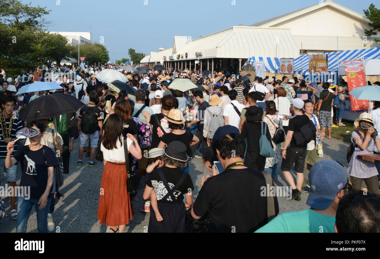 YOKOSUKA, Giappone (Agosto 4, 2018) - i visitatori lungo le strade durante l'annuale quarantaduesima Yokosuka amicizia Day celebrazione a bordo Commander, le attività della flotta (FLEACT) Yokosuka. La base aperta caso evidenzia l amicizia tra Stati Uniti Navy e Giappone. FLEACT Yokosuka fornisce, mantiene e gestisce servizi di base e servizi a sostegno del settimo della flotta di inoltro distribuito le forze navali, 71 comandi di tenant, e 27.000 militari e civili. Foto Stock