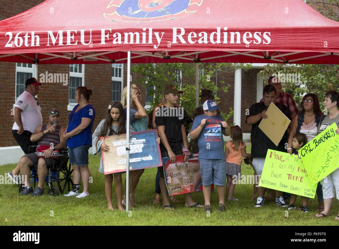 Gli amici e i familiari attendono il ritorno degli STATI UNITI Marines con la XXVI, Marine Expeditionary Unit (MEU) di Camp Lejeune, N.C., e il Agosto 4, 2018. Marines con la ventiseiesima MEU sono tornati a casa da sei mesi di deployment in mare per gli Stati Uniti Centrale, Africa e Comando europeo aree di funzionamento. Foto Stock