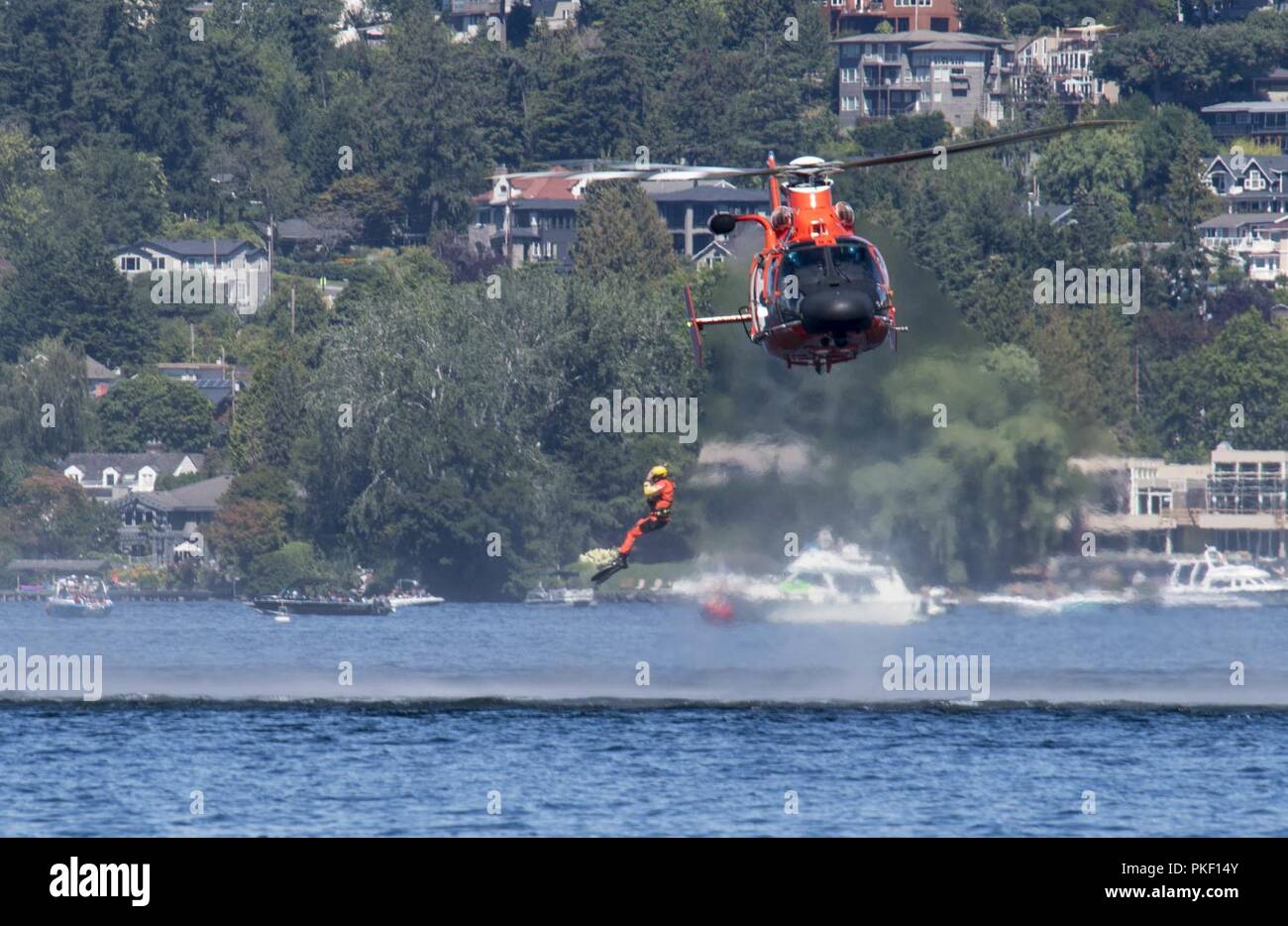 SEATTLE (4 agosto 2018) Stati Uniti Ricerca e salvataggio della Guardia costiera team dimostreranno un scenario di salvataggio durante Seafair weekend al Parco Genesee come parte del 69Seafair annuale Settimana della flotta. Seafair Settimana della flotta è una celebrazione annuale del mare servizi in cui i marinai, Marines e Guardia Costiera di membri da visitare U.S. La marina e la Guardia costiera navi e navi da Canada rendono la città una porta di chiamata. Foto Stock