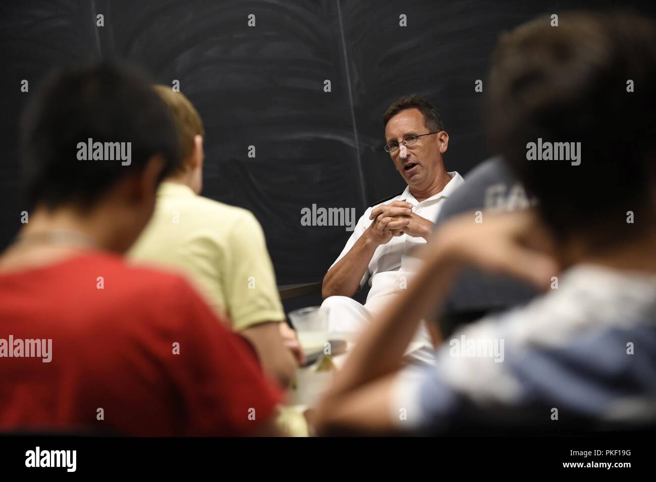 PITTSBURGH, Pa. (Agosto 3, 2018) posteriori Adm. David Hahn, capo del Naval Research, risponde con alta scuola gli studenti che frequentano l'Accademia estiva per la matematica e la scienza presso la Carnegie Mellon University (CMU). Hahn era alla CMU per l'intelligenza artificiale (AI) e l'autonomia per la fornitura di assistenza umanitaria e di soccorso in caso di catastrofe (HADR) workshop, co-ospitato dall'Ufficio di ricerca navale e CMU. Il workshop riunisce una comunità del mondo accademico, dell'industria, il governo e le parti interessate con un pool diversificato dei primi responder al fine di accelerare la sperimentazione, fielding e la scala della nuova IA e auto Foto Stock