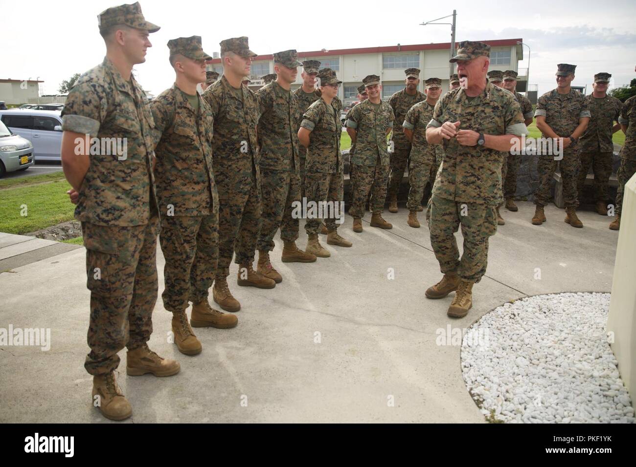 Lt. Gen. Lawrence D. Nicholson, comandante generale della III Marine forza expeditionary, parla di Marines e marinai durante una cerimonia di promozione a Camp Courtney, Okinawa, in Giappone, 2 agosto 2018. I marines e marinaio meritoriously sono stati promossi al rango successivo da parte del comandante generale e III MEF Sergente Maggiore, Sgt. Il Mag. Mario A. Marquez. Foto Stock