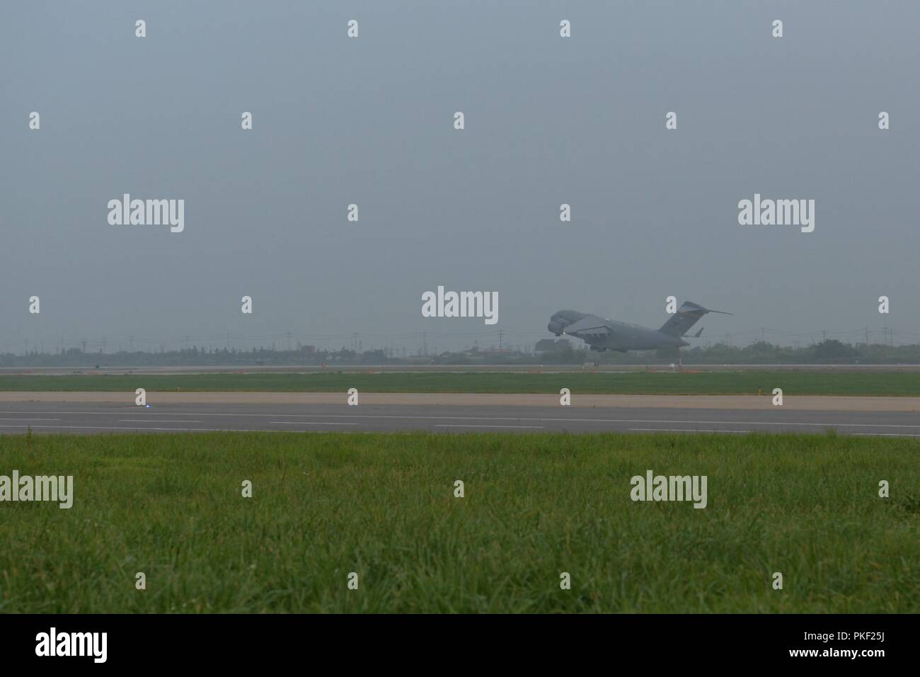 Una C-17 Globemaster III parte Osan Air Base, Repubblica di Corea, per Wonson, Corea del Nord, Venerdì 27 Luglio, 2018. I velivoli e gli equipaggi è volato a Osan AB dal giunto di base Harbor-Hickam perla, Hawaii, per assistere alle Nazioni Unite di un comando di rimpatrio a led che ha portato a casa il 55 casi di resti dalla Repubblica Popolare Democratica di Corea. Foto Stock