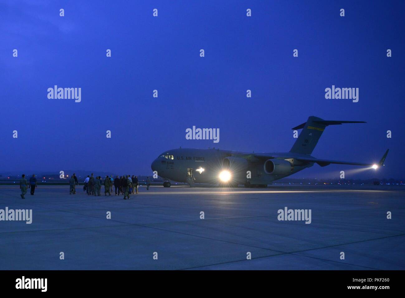 Una C-17 Globemaster III si prepara a discostarsi Osan Air Base, Repubblica di Corea, per Wonson, Corea del Nord, Venerdì 27 Luglio, 2018. I velivoli e gli equipaggi è volato a Osan AB dal giunto di base Harbor-Hickam perla, Hawaii, per assistere alle Nazioni Unite di un comando di rimpatrio a led che ha portato a casa il 55 casi di resti dalla Repubblica Popolare Democratica di Corea. Foto Stock