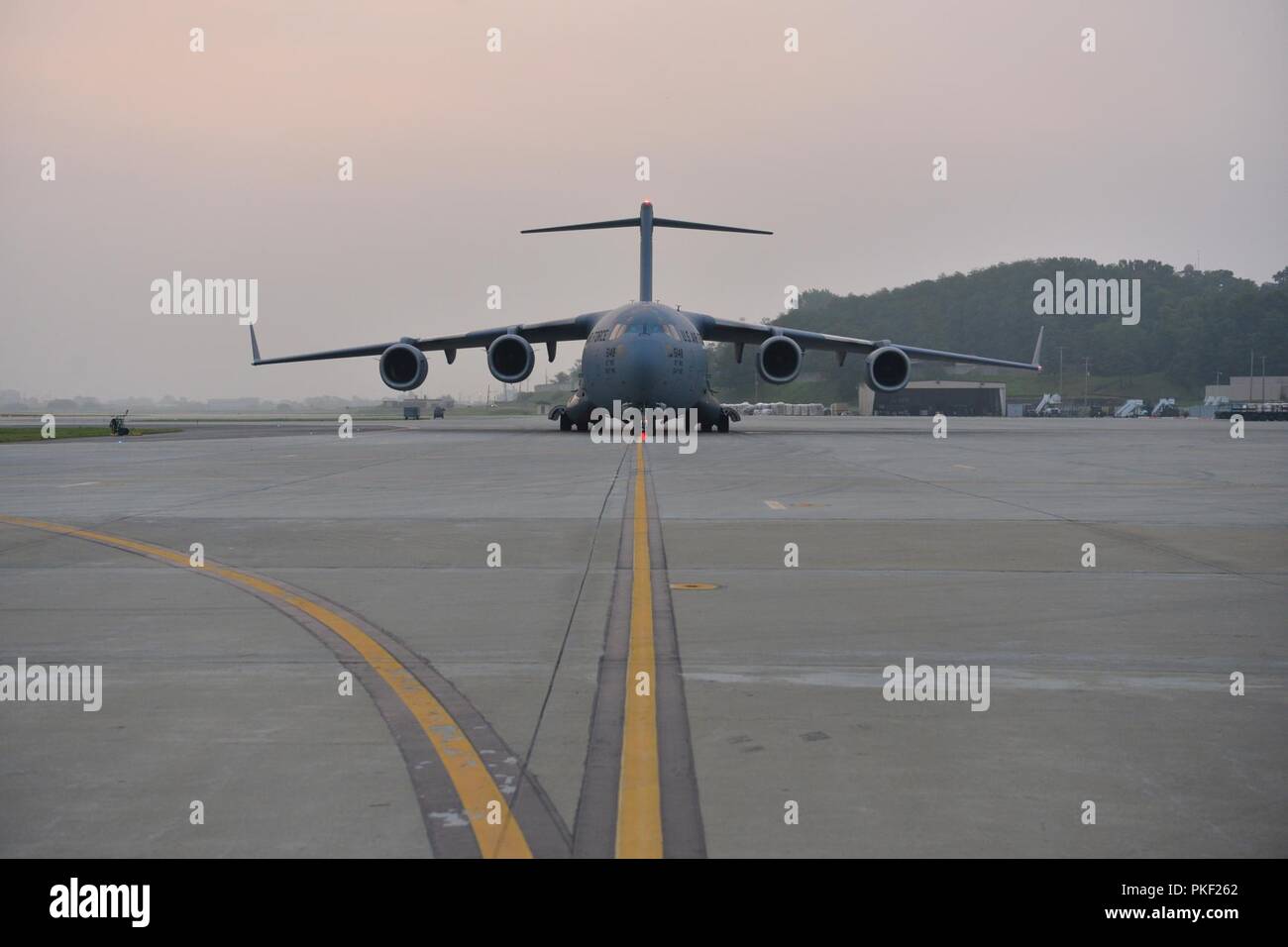 Una C-17 Globemaster III parte Osan Air Base, Repubblica di Corea, per Wonson, Corea del Nord, Venerdì 27 Luglio, 2018. I velivoli e gli equipaggi è volato a Osan AB dal giunto di base Harbor-Hickam perla, Hawaii, per assistere alle Nazioni Unite di un comando di rimpatrio a led che ha portato a casa il 55 casi di resti dalla Repubblica Popolare Democratica di Corea. Foto Stock