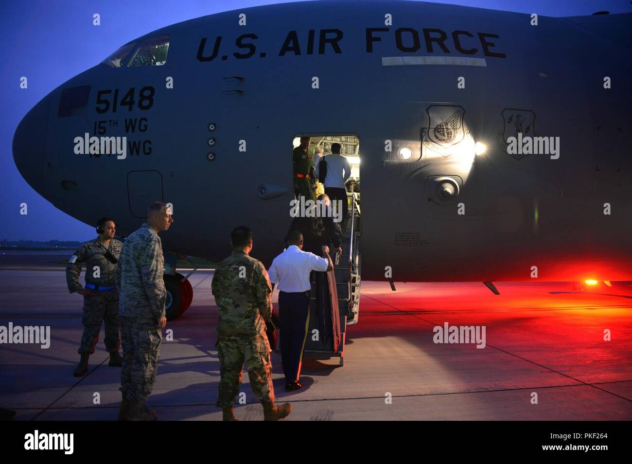 Una C-17 Globemaster III si prepara a discostarsi Osan Air Base, Repubblica di Corea, per Wonson, Corea del Nord, Venerdì 27 Luglio, 2018. I velivoli e gli equipaggi è volato a Osan AB dal giunto di base Harbor-Hickam perla, Hawaii, per assistere alle Nazioni Unite di un comando di rimpatrio a led che ha portato a casa il 55 casi di resti dalla Repubblica Popolare Democratica di Corea. Foto Stock