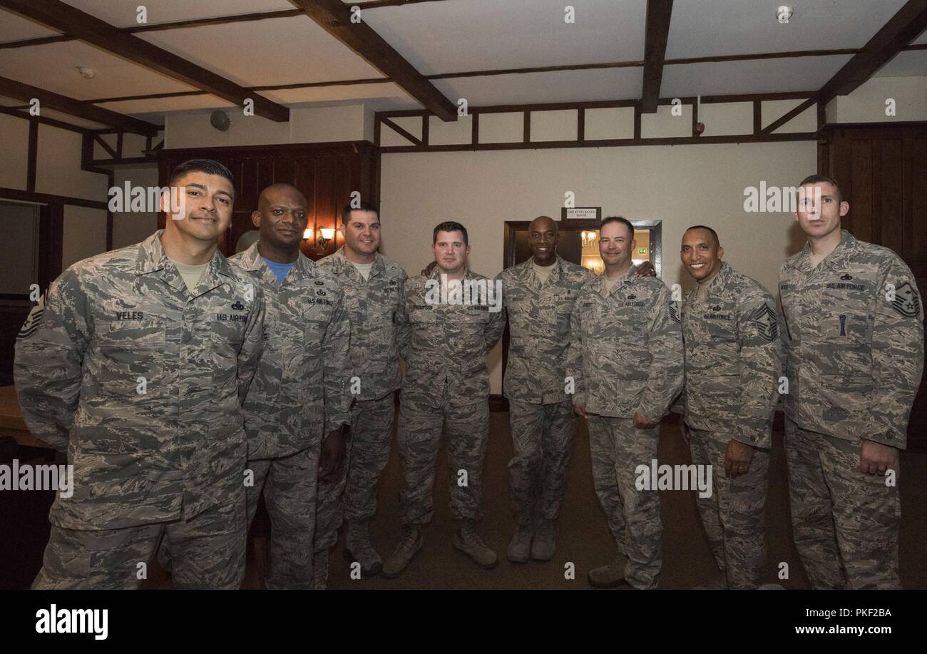 Capo Comandante Sergente della Air Force (centro), Kaleth O. Wright, si prenda il tempo necessario per avere la sua foto scattata con gli avieri dal 501combattere ala di supporto (CSW) e collaborazione inquilino di unità durante una visita di base su Agosto 3, 2018 a RAF Alconbury, Regno Unito. Lo scopo della visita era quello di incontrare con gli Stati Uniti Air Force aviatori, parlare di alcune delle attuali Air Force argomenti e imparare di più circa il 501missione CSW. Foto Stock