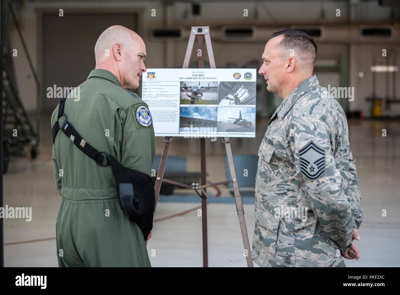 Il comandante di mobilità in aria il comando, Gen. Carlton D. Everhart II (sinistra), parla con i Senior Master Sgt. Mike "Delph del 123gruppo Manutenzione durante un tour del Kentucky Air National Guard Base in Louisville, KY., 3 Agosto, 2018. Il gruppo ha svolto un ruolo chiave in uragano operazioni di recupero dello scorso anno. Foto Stock