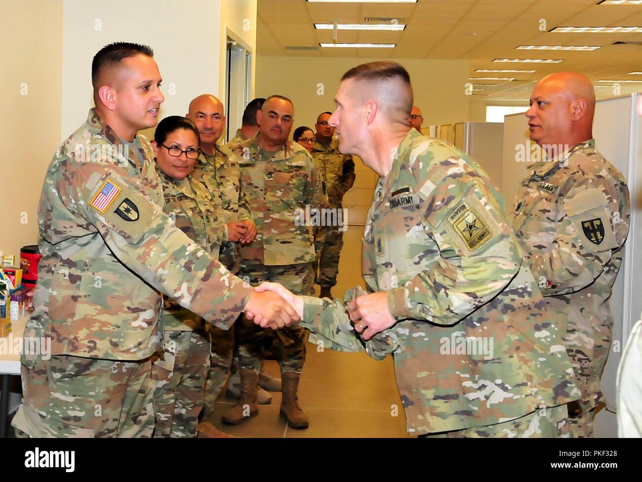 Sergente maggiore dell'esercito visiti il PRNG l'Aiutante Generale di Puerto Rico, Briga. Gen. Isabelo Rivera, ha ricevuto la visita del Sgt. Principali dell'esercito, Daniel A. Dailey che hanno visitato l'isola per la prima volta, 31 luglio. Dailey, chi è il quindicesimo SMA, arrivati a Puerto Rico dopo il coordinamento con la Guardia Nazionale; e il fuoco della sua visita è stato quello di offrire il supporto per eventuali esigenze che il PRNG potrebbe avere. Come il sergente maggiore dell'esercito, Dailey è il consulente personale del capo di Stato maggiore dell'esercito in tutte le questioni che interessano la forza arruolato. "Questa visita dal sergente maggiore di Ar Foto Stock