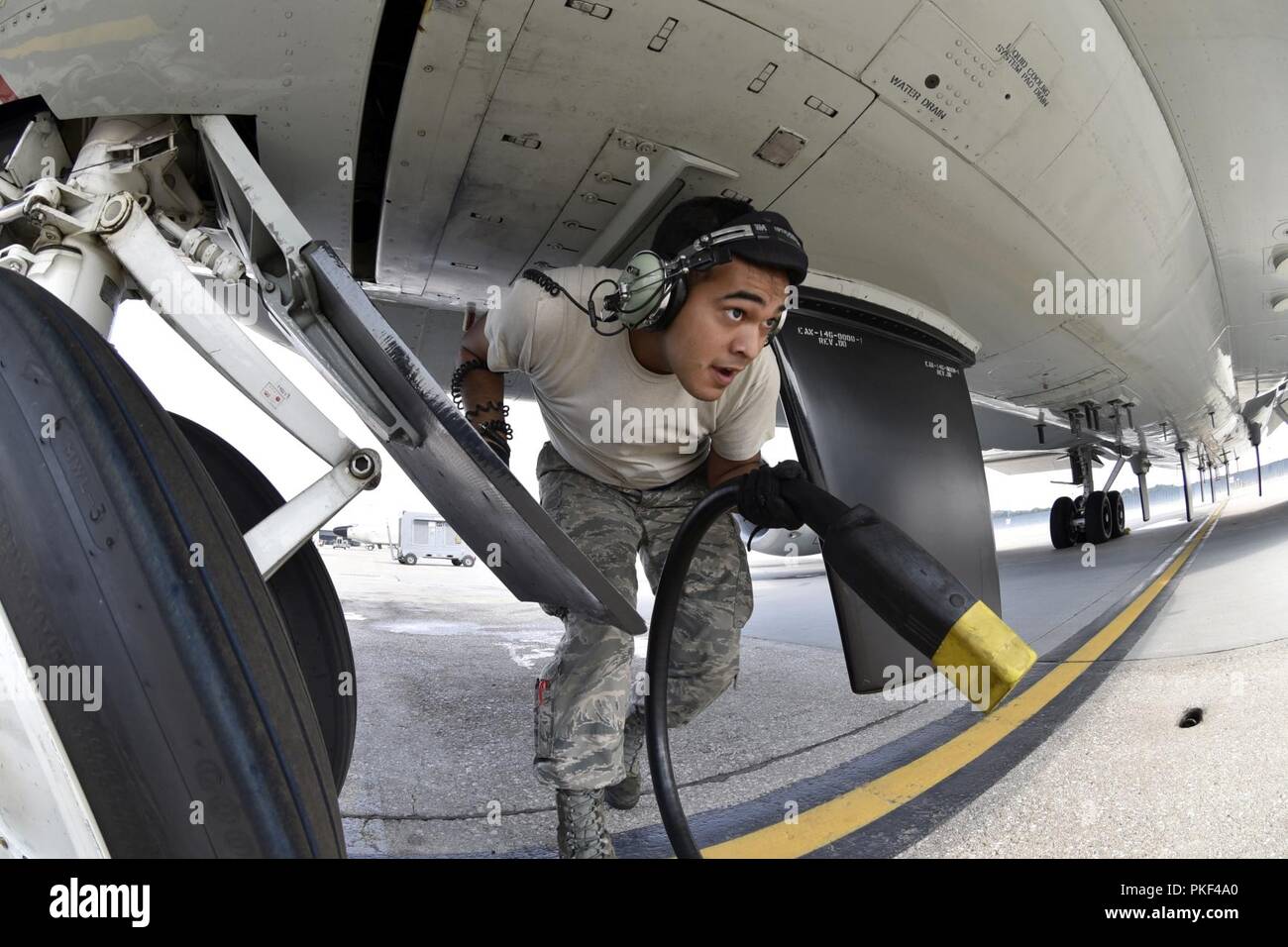 Senior Airman Angelo Marroquín, 55th Manutenzione aeromobili squadrone, disconnette un cavo di alimentazione esterno da una RC-135V/W Rivetto Comune di Agosto 5, 2018 a Offutt Air Force Base, Nebraska. Il velivolo è un ampiamente modificato C-135. Il rivetto di fissaggio del giunto modifiche sono correlate principalmente alla sua on-board suite del sensore, che permette la missione con equipaggio per rilevare, identificare e segnali geolocate in tutto lo spettro elettromagnetico. La missione con equipaggio può quindi inoltrare le informazioni raccolte in una varietà di formati per una vasta gamma di clienti attraverso il rivetto del giunto una vasta gamma di comunicazioni suite. Foto Stock