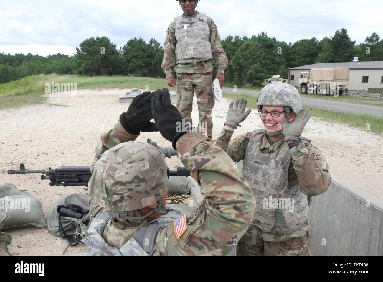 Spc. Samantha Burdine, sede e sede di distacco, 380 Quartermaster Company, basato in Evansvillle, Ind. e Sgt. Juan Ledezma, ingegnere 808th azienda con sede a Houston, celebrare con successo dopo le qualifiche con un M240B mitragliatrice durante la Task Force Ultimate, funzionamento freddo acciaio II, ospitato dalla U.S. Esercito degli affari civili e psicologica del comando di funzionamento (Airborne) in corrispondenza della giunzione baseGuire-Dix Mc-Lakehurst, N.J., 31 luglio 2018. Funzionamento a freddo è di acciaio negli Stati Uniti La riserva di esercito di equipaggio è servita la qualifica di armi ed esercizio di convalida per garantire che l'America dell'esercito di unità di riserva e S Foto Stock