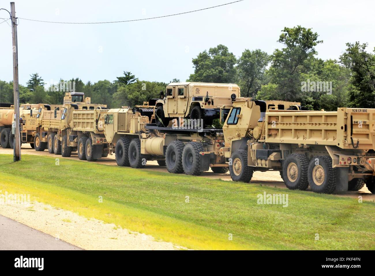 I veicoli militari sono schierati in corrispondenza di una zona di sosta sulla zona di cantonment in preparazione per l'uso nella formazione 86a Divisione di combattere la formazione per il supporto di esercizio (CSTX) 86-18-02 Agosto 1, 2018 a Fort McCoy, Wis. la 86detiene l'esercizio da parte degli Stati Uniti La riserva di esercito comandante generale il combattimento di sostegno del programma di formazione. Migliaia di membri del servizio con l'esercito nonché altri servizi militari e forze armate straniere fanno parte della multinazionale esercizio, compresi Canadian delle forze armate di membri. CSTX 86-18-02 è il secondo dei due CSTXs gestito da la 86a prendere posto a Fort McCoy ho Foto Stock