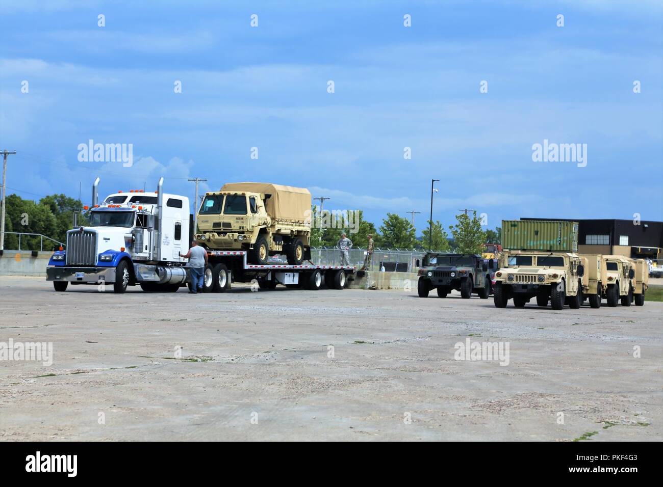 Preparare i soldati di offload di veicoli e attrezzature da un semirimorchio trattore-rimorchio in preparazione per l'uso nella formazione 86a Divisione di combattere la formazione per il supporto di esercizio (CSTX) 86-18-02 Agosto 1, 2018 a Fort McCoy, Wis. la 86detiene l'esercizio da parte degli Stati Uniti La riserva di esercito comandante generale il combattimento di sostegno del programma di formazione. Migliaia di membri del servizio con l'esercito nonché altri servizi militari e forze armate straniere fanno parte della multinazionale esercizio, compresi Canadian delle forze armate di membri. CSTX 86-18-02 è il secondo dei due CSTXs gestito da la 86a prendere posto a Fort Foto Stock