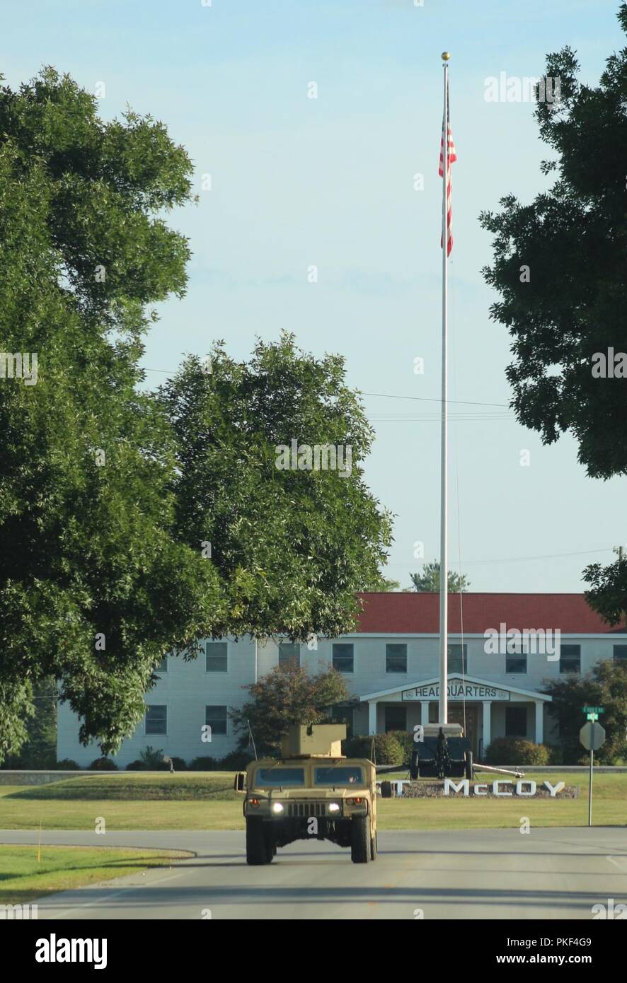 Soldati a Fort McCoy per la formazione della 86a Divisione Formazione di combattimento Formazione Supporto Esercizio (CSTX) 86-18-02 azionare un Humvee sulla zona di cantonment Agosto 1, 2018 a Fort McCoy, Wis. la 86detiene l'esercizio da parte degli Stati Uniti La riserva di esercito comandante generale il combattimento di sostegno del programma di formazione. Migliaia di membri del servizio con l'esercito nonché altri servizi militari e forze armate straniere fanno parte della multinazionale esercizio, compresi Canadian delle forze armate di membri. CSTX 86-18-02 è il secondo dei due CSTXs gestito da la 86a prendere posto a Fort McCoy nel 2018. Foto Stock