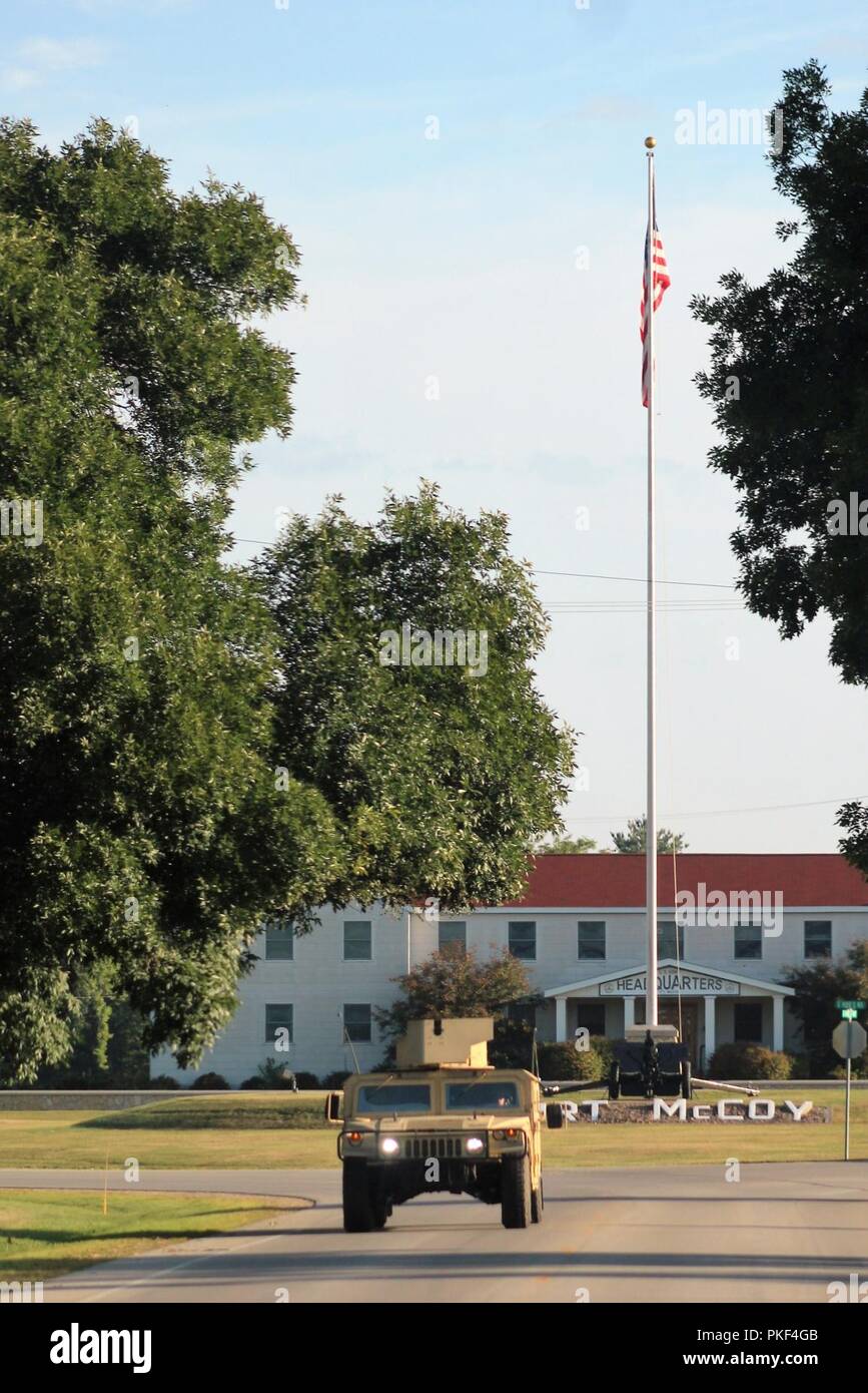 Soldati a Fort McCoy per la formazione della 86a Divisione Formazione di combattimento Formazione Supporto Esercizio (CSTX) 86-18-02 azionare un Humvee sulla zona di cantonment Agosto 1, 2018 a Fort McCoy, Wis. la 86detiene l'esercizio da parte degli Stati Uniti La riserva di esercito comandante generale il combattimento di sostegno del programma di formazione. Migliaia di membri del servizio con l'esercito nonché altri servizi militari e forze armate straniere fanno parte della multinazionale esercizio, compresi Canadian delle forze armate di membri. CSTX 86-18-02 è il secondo dei due CSTXs gestito da la 86a prendere posto a Fort McCoy nel 2018. Foto Stock