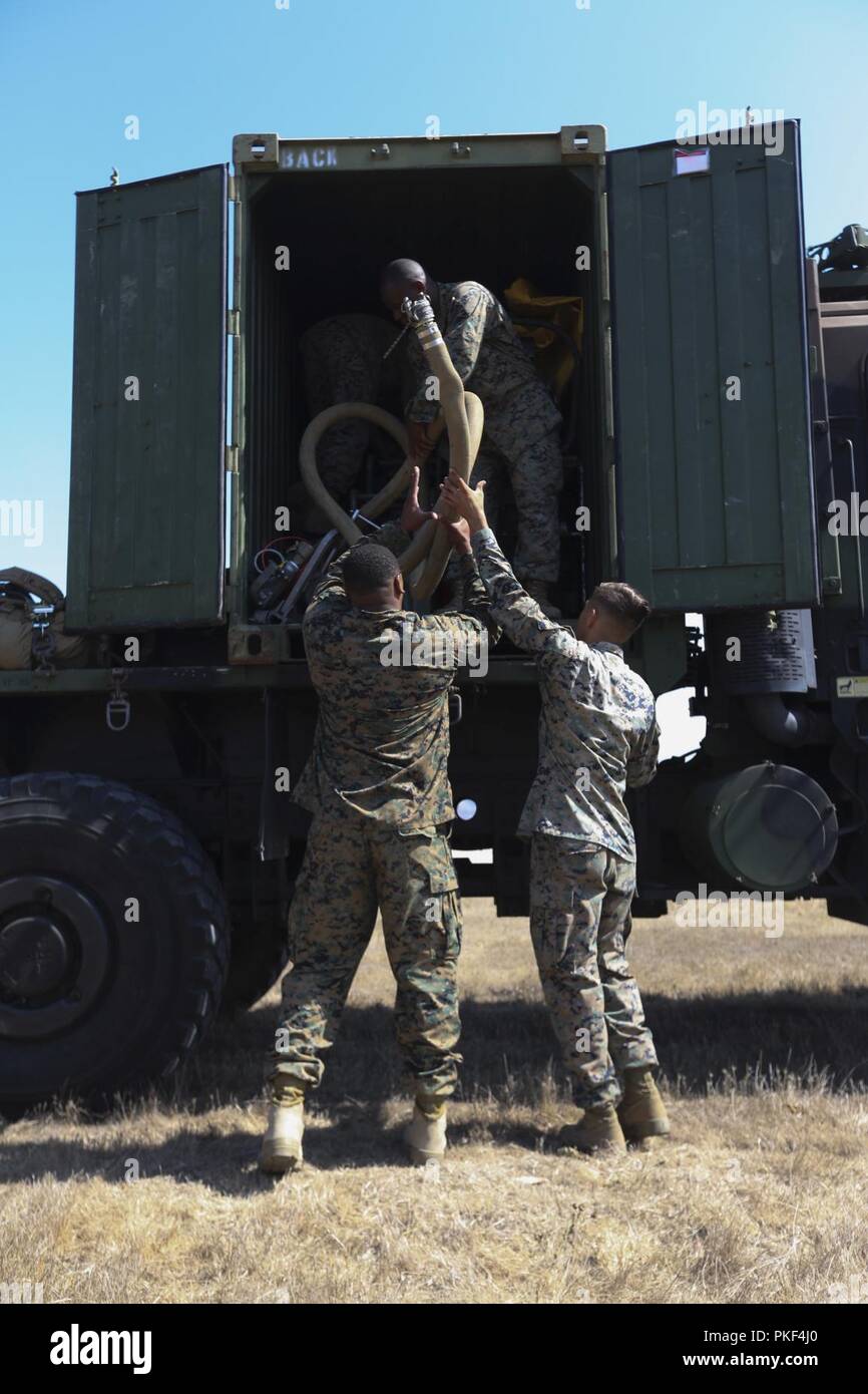 Marines con Marine Wing Support Squadron (MWSS) 373, Marine Aircraft Group (MAG) 13, terzo aeromobile Marina Wing, apparecchiature di scarico prima di impostare un armamento di avanzamento e punto di rifornimento durante la fase di esercizio la furia di estate 2018 a Camp Pendleton, California, 23 luglio. Estate Fury è progettato per aumentare la funzionalità e l'efficacia della terza MAW aumentando al contempo la Marine Air-Ground Task Force navale e integrazione con i partecipanti Marine Expeditionary Force e di unità navali. Foto Stock