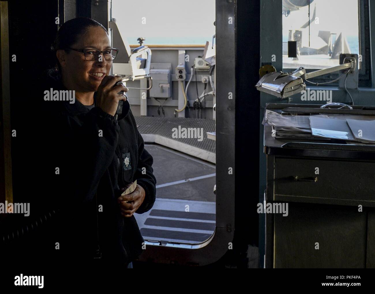 OCEAN (Agosto 7, 2018) della Cmdr. Claudine Caluori, comandante della guidato-missile destroyer USS Sterett (DDG 104), annuncia la nave è di nuovo chief petty officer selectees per l'anno fiscale via 1MC sistema di annuncio. Sterett è in corso negli Stati Uniti La terza area della flotta di operazioni. Foto Stock