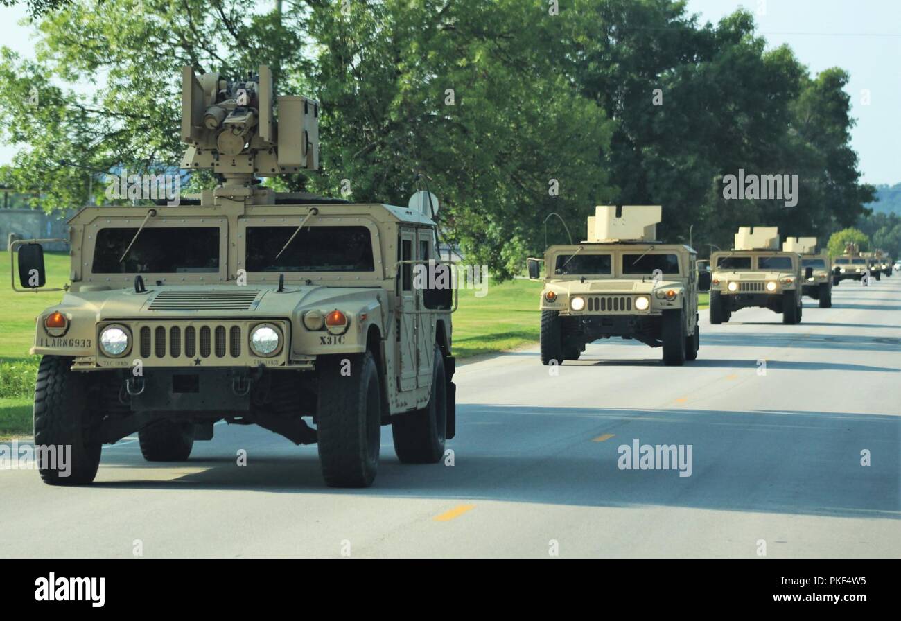 Soldati a Fort McCoy per la formazione della 86a Divisione Formazione di combattimento Formazione Supporto Esercizio (CSTX) 86-18-02 operare Humvees sulla zona di cantonment Agosto 3, 2018 a Fort McCoy, Wis. la 86detiene l'esercizio da parte degli Stati Uniti La riserva di esercito comandante generale il combattimento di sostegno del programma di formazione. Migliaia di membri del servizio con l'esercito nonché altri servizi militari e forze armate straniere fanno parte della multinazionale esercizio, compresi Canadian delle forze armate di membri. CSTX 86-18-02 è il secondo dei due CSTXs gestito da la 86a prendere posto a Fort McCoy nel 2018. Foto Stock