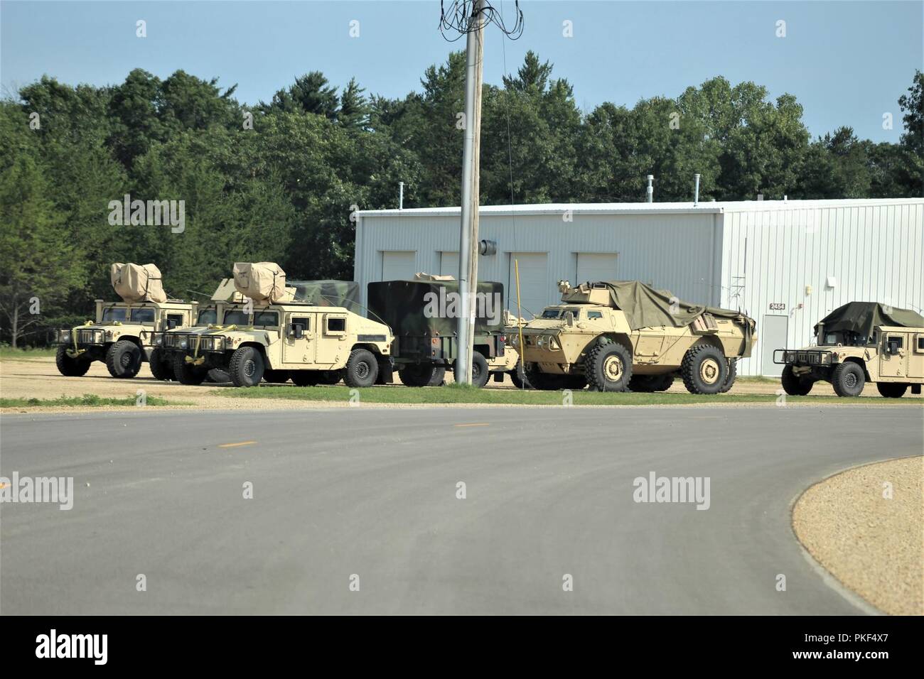 Soldati preparare l'attrezzatura per l'uso nella formazione 86a Divisione di combattere la formazione per il supporto di esercizio (CSTX) 86-18-02 Agosto 3, 2018 a Fort McCoy, Wis. la 86detiene l'esercizio da parte degli Stati Uniti La riserva di esercito comandante generale il combattimento di sostegno del programma di formazione. Migliaia di membri del servizio con l'esercito nonché altri servizi militari e forze armate straniere fanno parte della multinazionale esercizio, compresi Canadian delle forze armate di membri. CSTX 86-18-02 è il secondo dei due CSTXs gestito da la 86a prendere posto a Fort McCoy nel 2018. Foto Stock