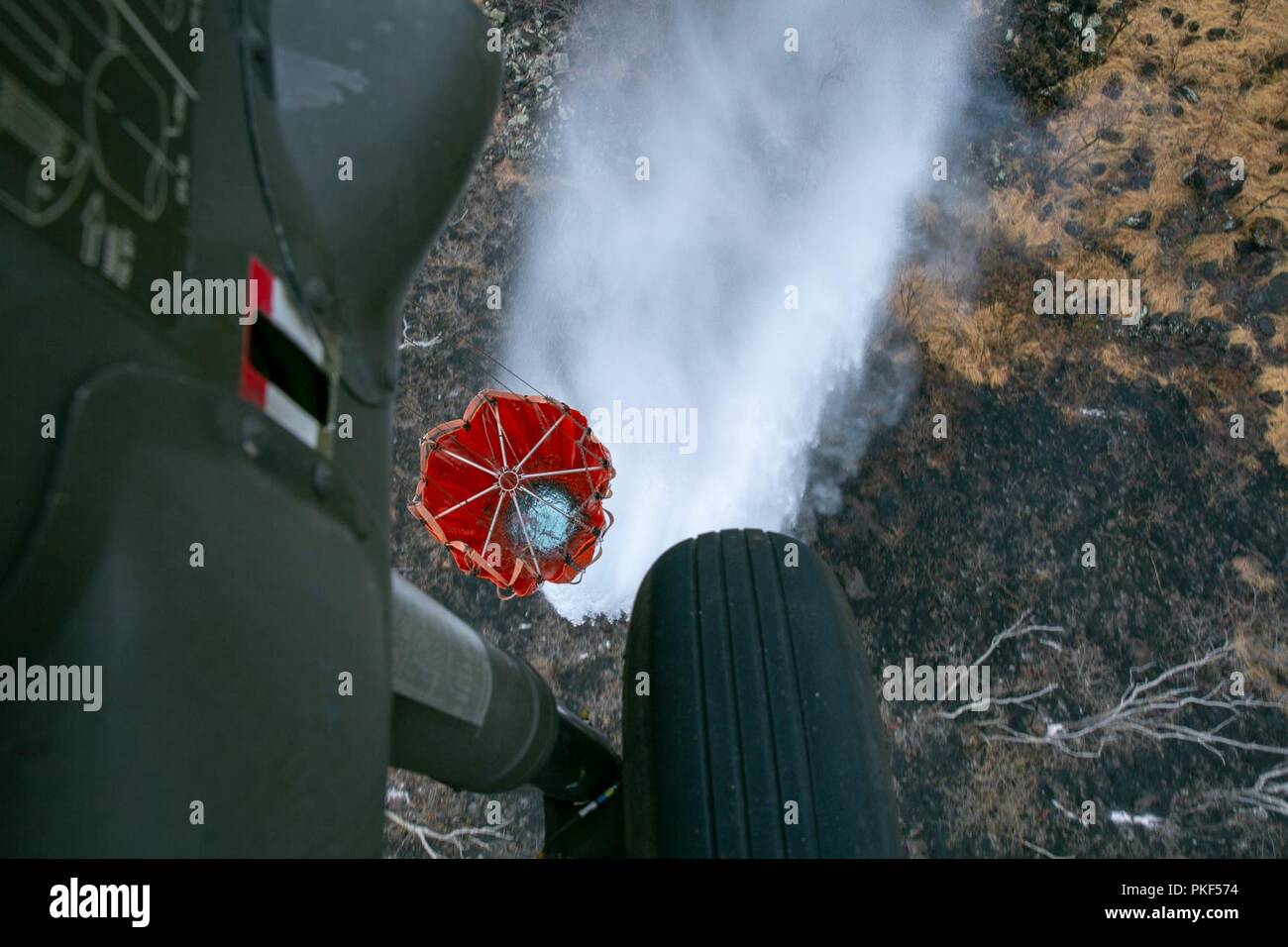 Un UH-60 Blackhawk di 2-25 Reggimento di aviazione, XXV Combattere la Brigata Aerea, rilascia il payload di acqua da un Bambi Bucket oltre un wildfire al Mākua Kea'au riserva forestale 6 Agosto. Gli equipaggi DA PARTE DEGLI STATI UNITI Esercito, il Dipartimento della Terra e delle risorse naturali e la divisione di la silvicoltura e la fauna selvatica i vigili del fuoco hanno lavorato insieme per contenere e spegnere la fiamma. Foto Stock