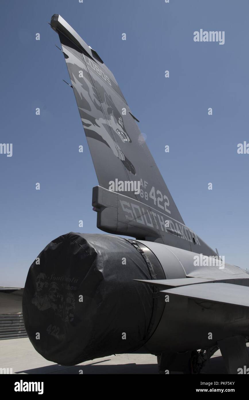 Un F-16 Fighting Falcon da 175Expeditionary Fighter Squadron, South Dakota Air National Guard, siede sulla rampa di Bagram Airfield, Afghanistan, 5 agosto 2018. La 175EFS sono distribuiti dall'114Fighter Wing, Joe Foss Campo, Sioux Falls, a sostegno di operazioni di combattimento in Afghanistan. Foto Stock