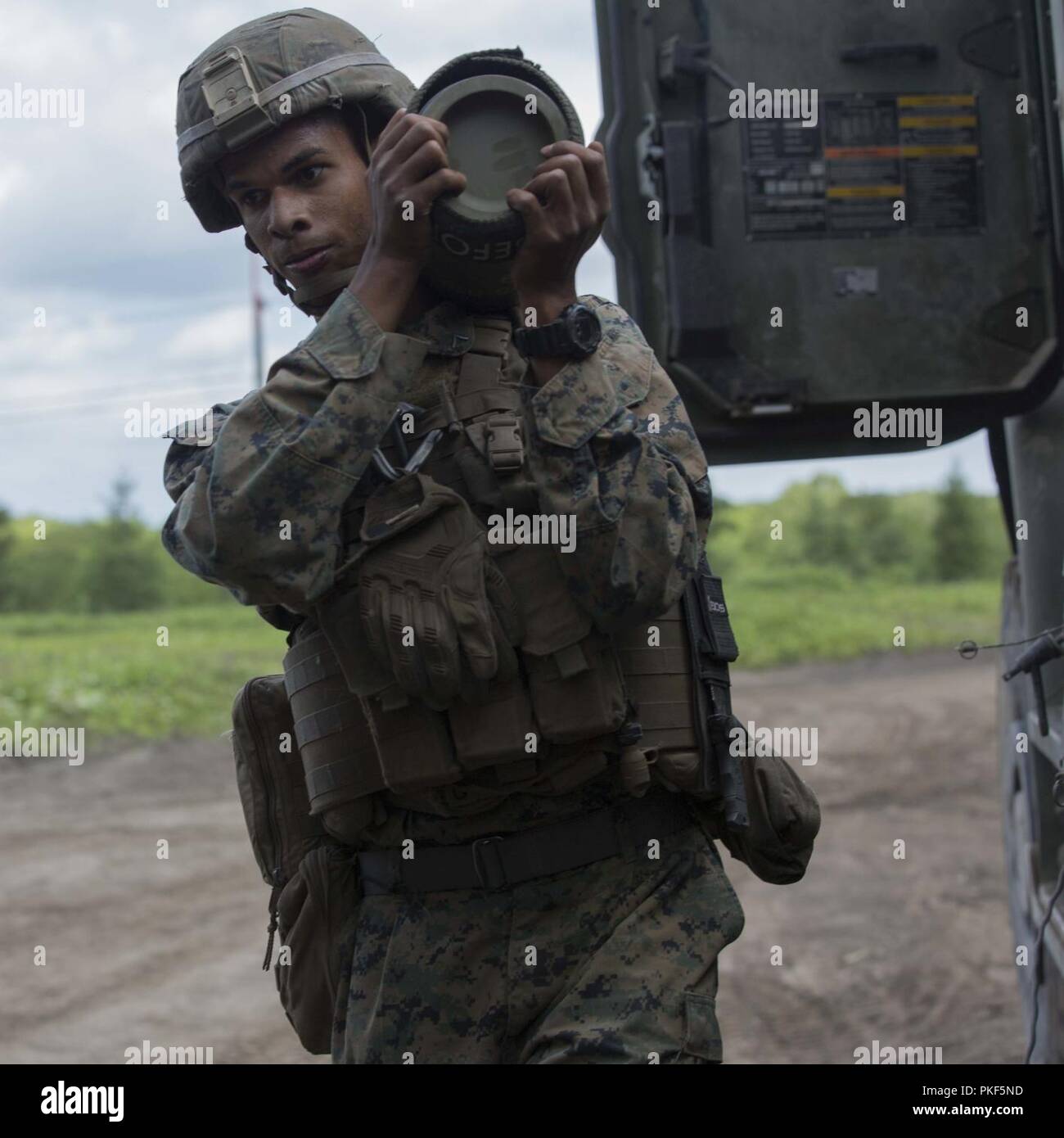 Pfc. Bryan Diaz, un campo marina di artiglieria con 3° Battaglione, XII Reggimento Marine, terza divisione Marine, porta un intorno per essere sparato da un M777A2 155mm obice Agosto 5, 2018, Camp YMA, Yausubetsu area di manovra, Hokkaido, Giappone. Marines con 3° Battaglione, XII Reggimento Marine, terza divisione Marine, sono in Yausubetsu a prendere parte alla delocalizzazione di artiglieria Programma di formazione 18-2. ARTP è una routine di esercizio di allenamento che consente di Marines in base fuori di Camp Hansen, Okinawa, in Giappone, per condurre live-formazione antincendio in Giappone. Diaz è un nativo di Santo Domingo, Repubblica Dominicana. Foto Stock