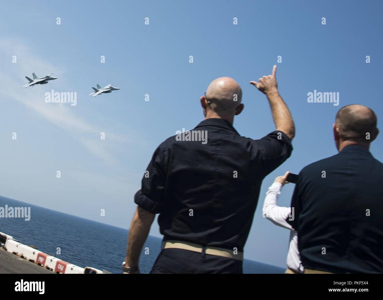 Oceano atlantico (Agosto 7, 2018) Due F/A-18E Super calabroni, attaccato a Strike Fighter Squadron (VFA) 131, sorvolare il Wasp-classe assalto anfibio nave USS Iwo Jima (LHD 7), 7 Agosto, 2018. Iwo Jima ospita 269 amici e membri della famiglia per una crociera di Tiger mentre distribuito con i suoi anfibi gruppo pronto a sostegno di le operazioni di sicurezza marittima e di teatro di sicurezza gli sforzi di cooperazione in Europa e il Medio Oriente. Foto Stock